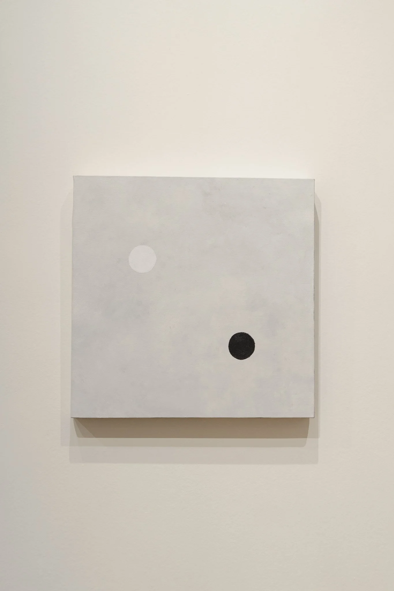 พื้นที่ศักดิ์สิทธิ์ 9 (Sacred Site 9), 2026, สีอะคริลิกบนผ้าใบ, 40 × 40 cm