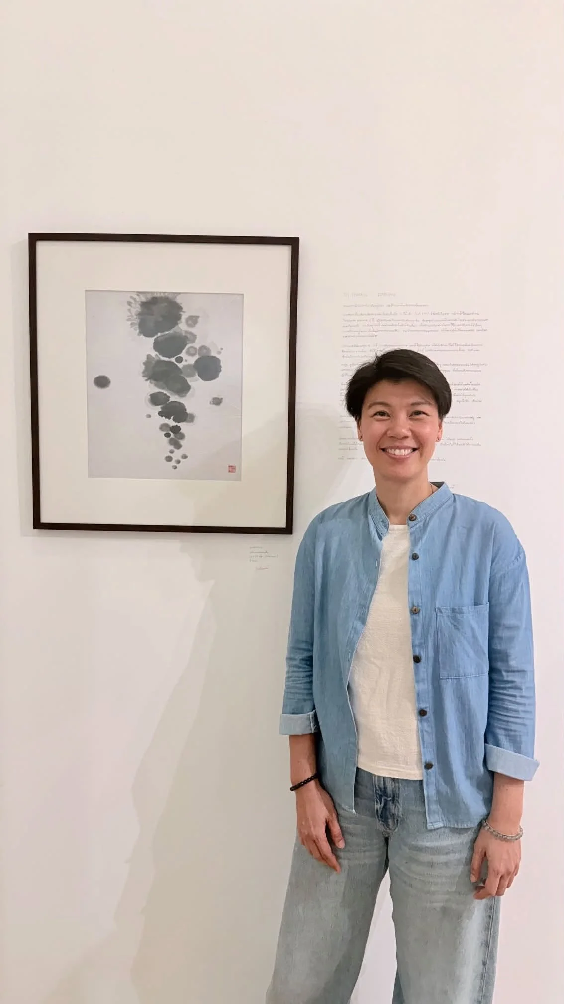Paradee Sattarujawong (Paradee Chen · 陈燕姜) standing in front of her artwork In Process, 2026 · ภารดี สัตตะรุจาวงษ์ (Paradee Chen) ยืนอยู่หน้าผลงาน “ระหว่างทาง (In Process)”