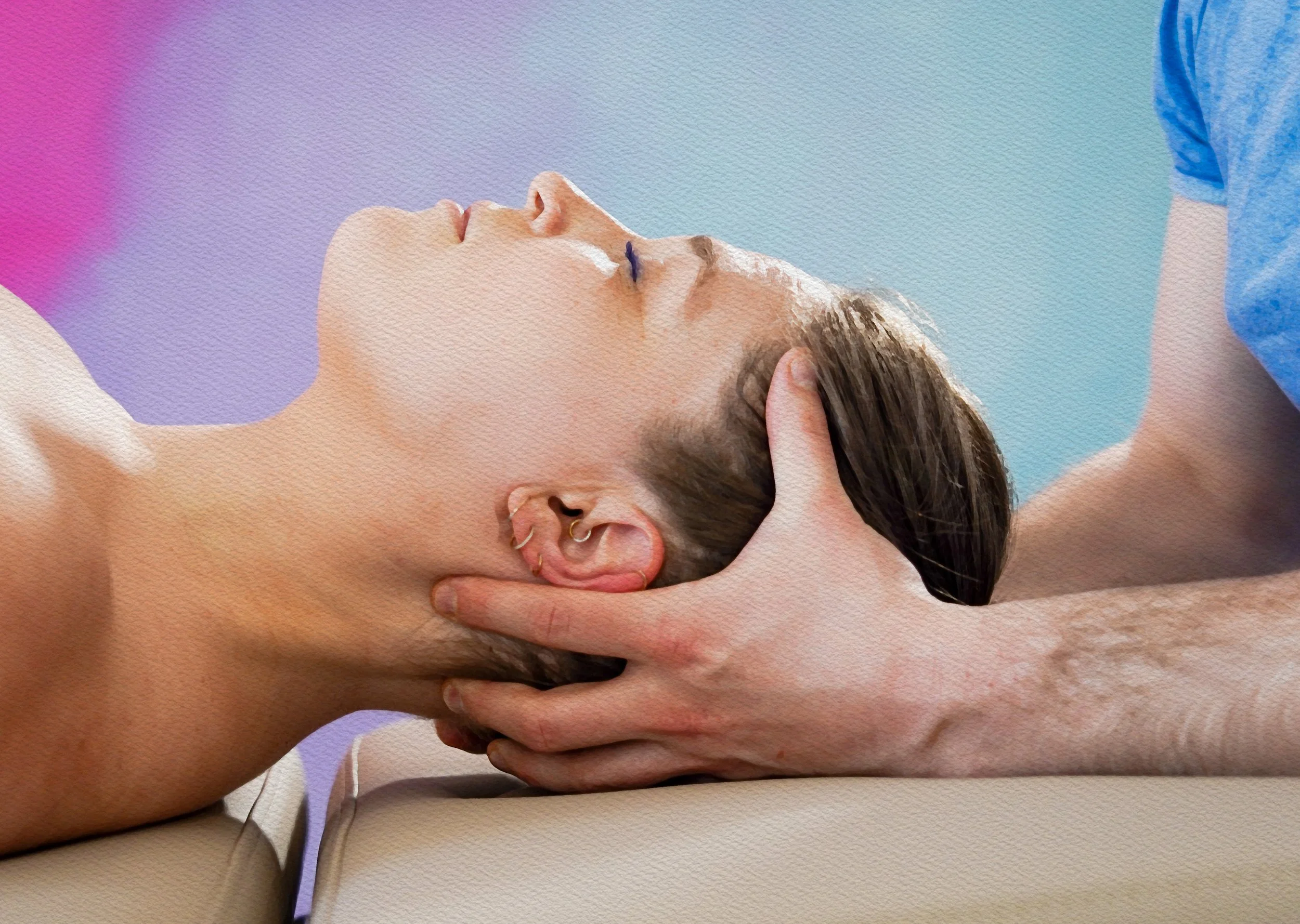 Eine Frau erholt sich nach einer Massage, liegt auf einer Behandlungsliege mit geschlossenen Augen, während ein Masseur ihren Nacken und Kopf behandelt.
