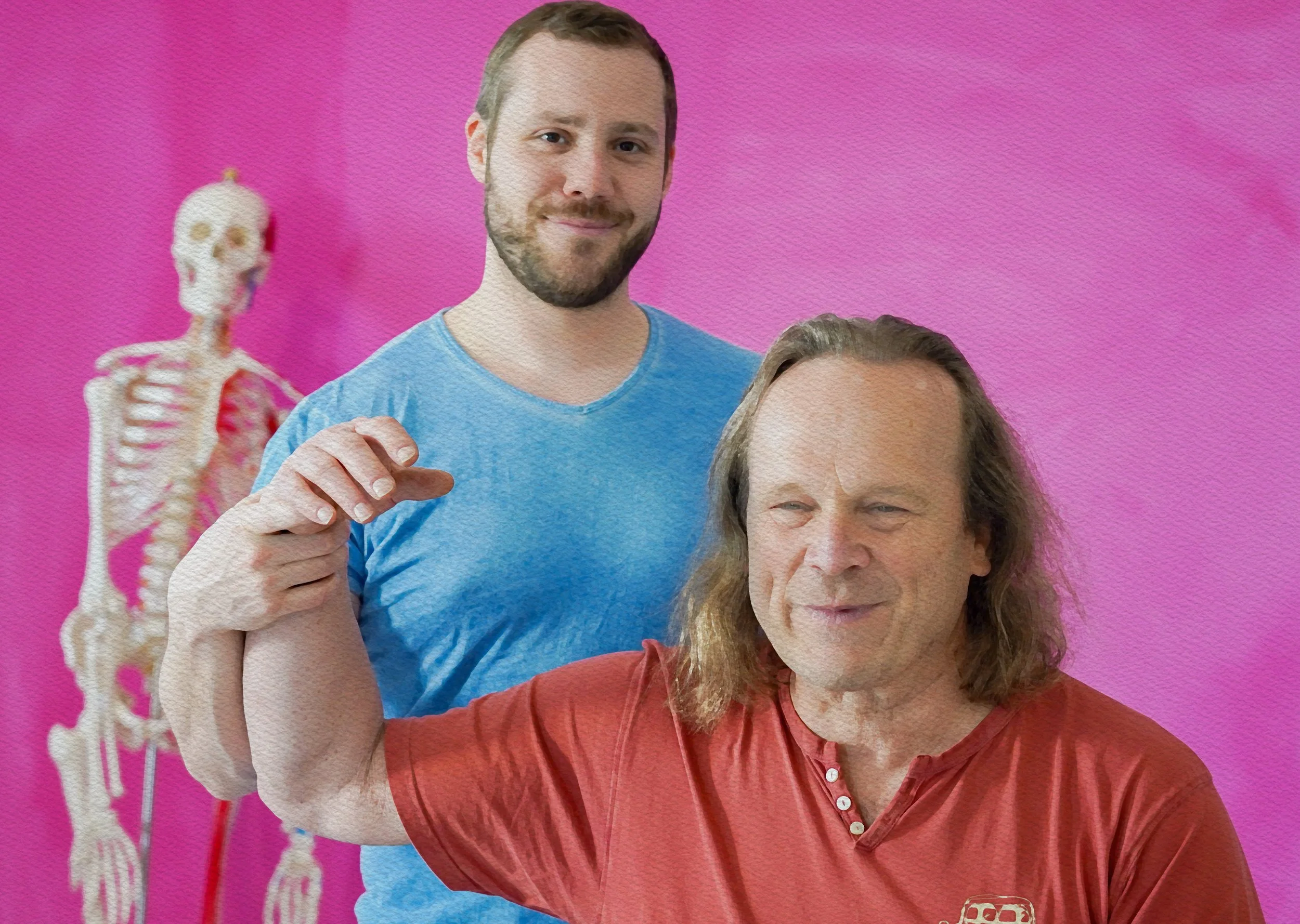 Zwei Menschen vor einem pinkfarbenen Hintergrund, einer zeigt auf das Kameraobjektiv, im Hintergrund eine menschliche Skelettfigur.