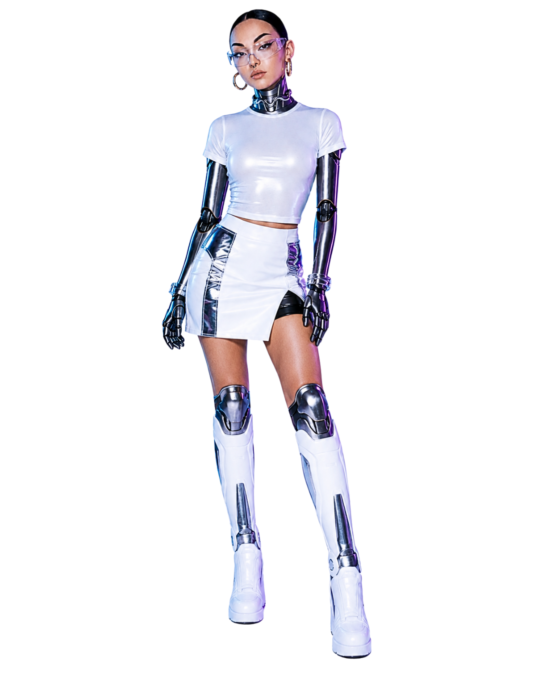 Eine Frau in futuristischer, robotischer Kleidung und Lackboots pose in einem dunklen Hintergrund.