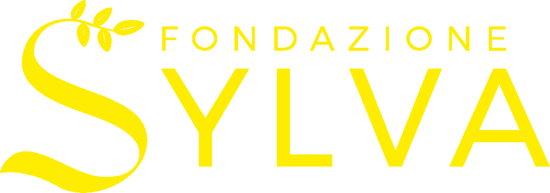 Logo della Fondazione Sylva con testo nero e giallo su sfondo nero, con una foglia stilizzata sopra la lettera S.