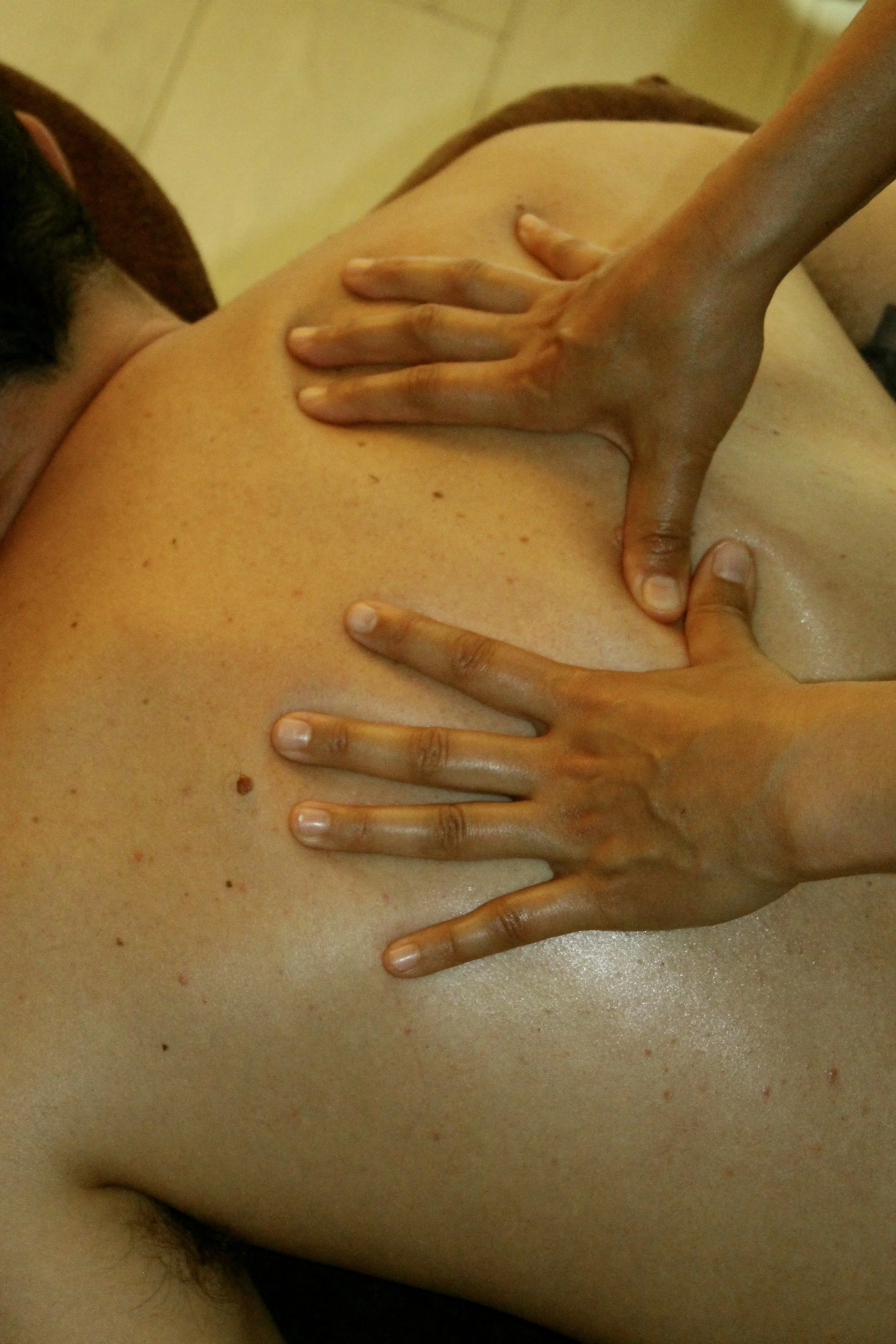 Deep tissue : Massage profond du dos pour relâcher les tensions musculaires.