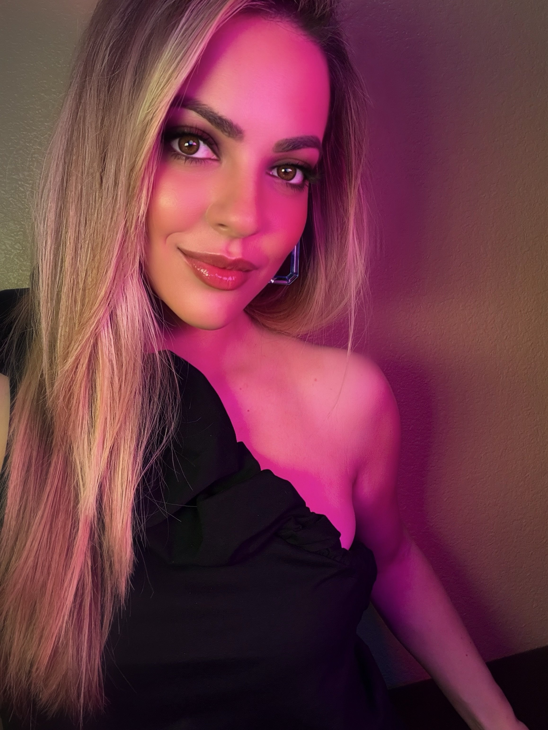 Singer, songwriter and pianist Kristen Carelle