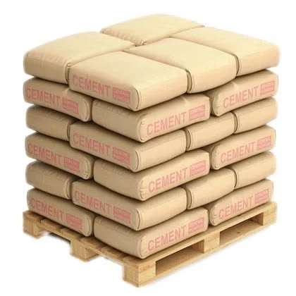 Sacs de ciment empilés sur une palette en bois.