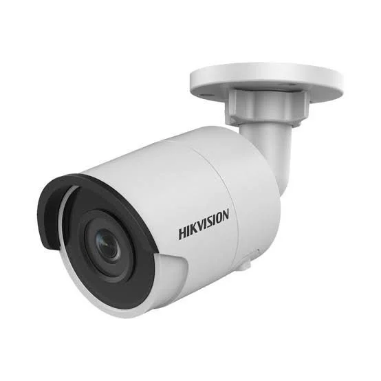Caméra de surveillance Hikvision blanche, montée sur un support fixé au plafond, vue de côté.