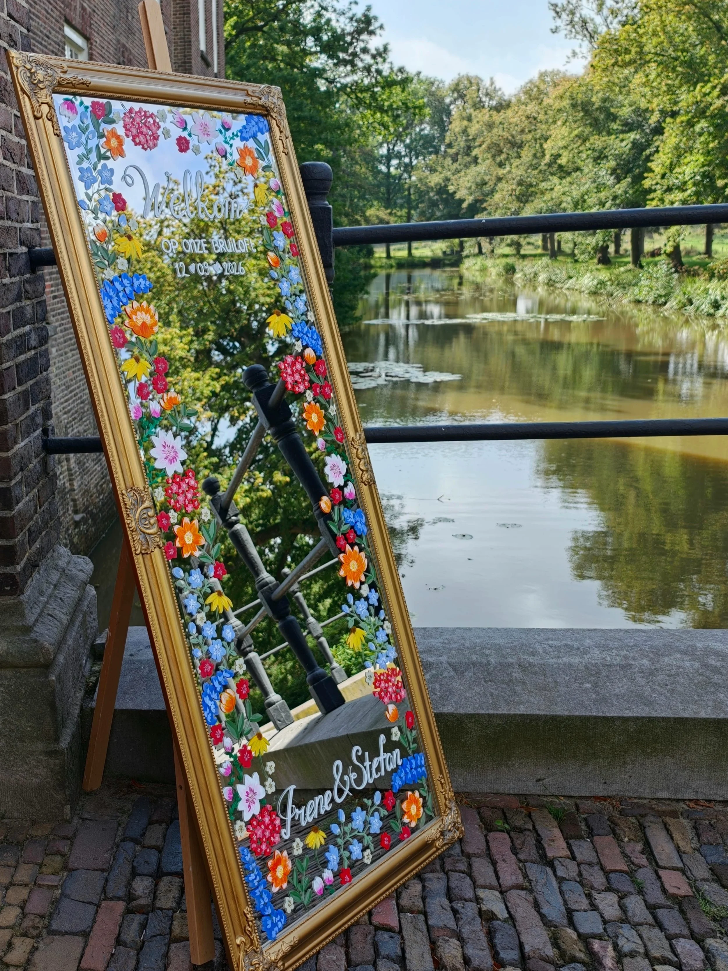 Voor de bruiloft van Irene &amp; Stefan 🪞🤍
Wat een eer om deze handgeschilderde spiegel voor jullie te mogen maken! Met liefde en aandacht voor elk detail. ✨

Ook een spiegel voor jouw bruiloft? Stuur mij een DM en we ontwerpen samen iets unieks! ?