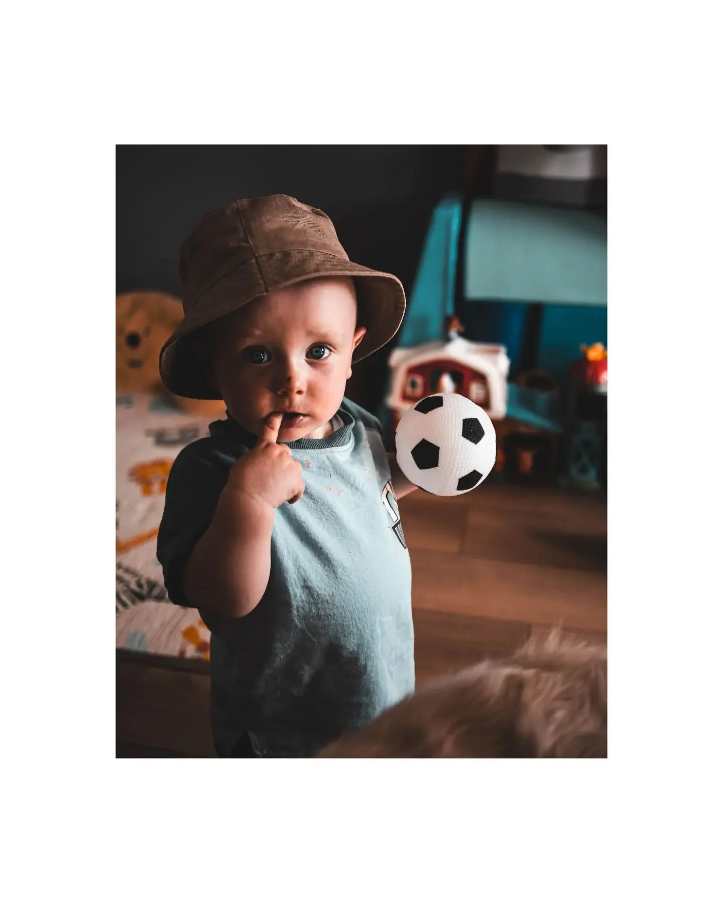 The best photos come from real moments: No props, just favourite toys and relaxed in your own home ✨🤍