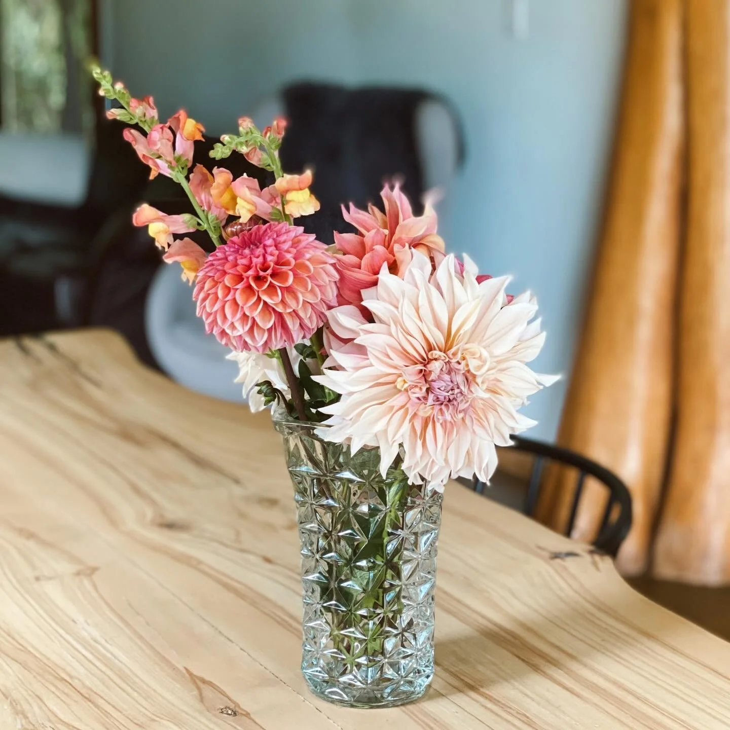 Stay away frost, we don&rsquo;t want dahlia season to end!! 
A bonus to booking this time of year is a beautiful bouquet waiting for you on the table! #dahlia #dahliaseason