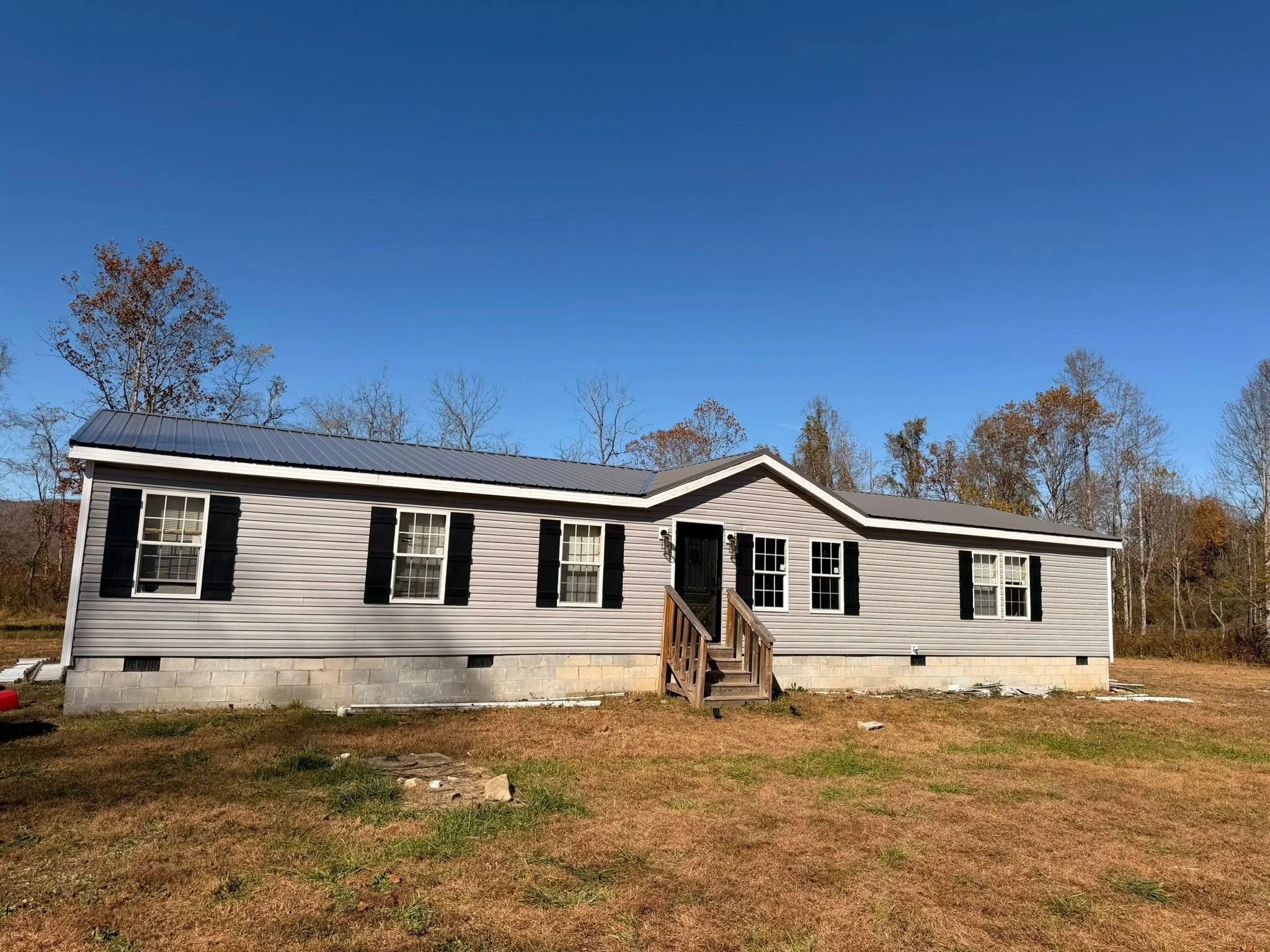 Front view of a home featuring newly installed vinyl siding by Modern Edge Builders in Western North Carolina.
