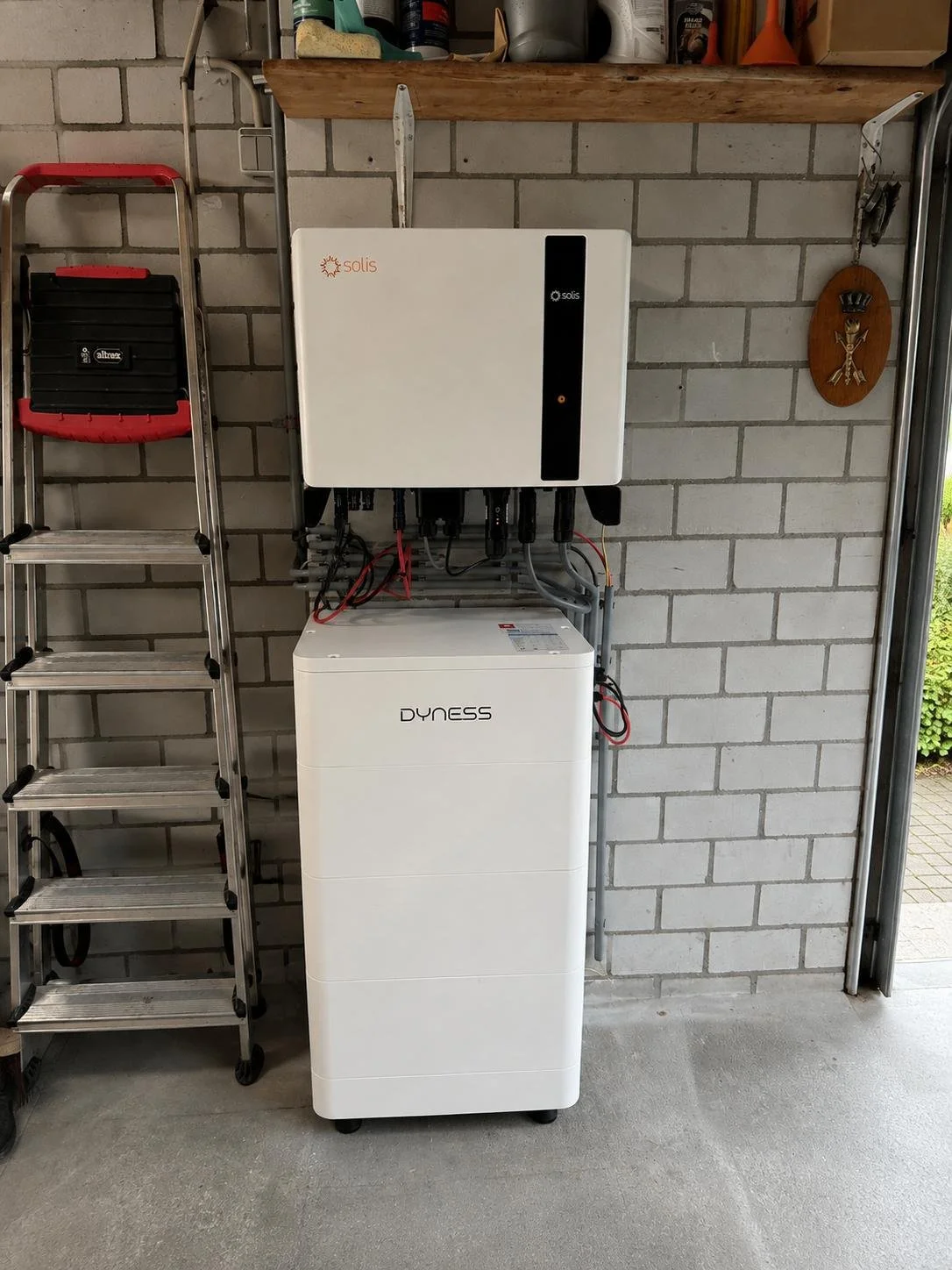 Solis hybride zonnepaneel omvormer en (thuis)batterij in een garage.