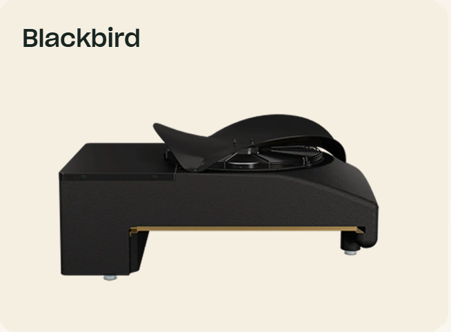 Een warmtepomp van het merk Weheat genaamd blackbird, zwart van kleur, bedoeld voor op een plat dak