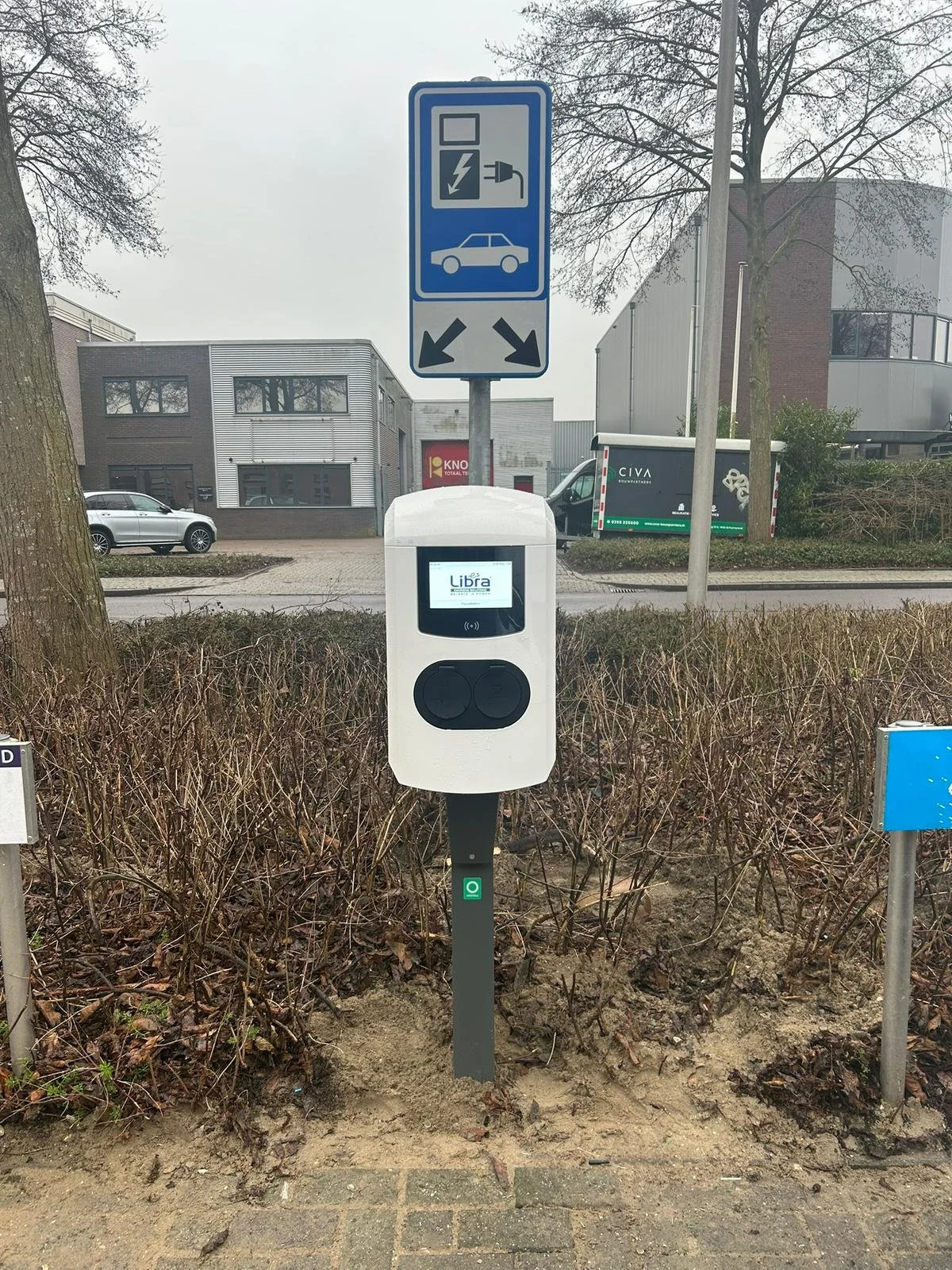 Elektrische laadpaal voor auto's, met bebording die wijst op oplaadpunt met een stekker en een auto, van het merk Alfen, uitvoering Alfen double plus.