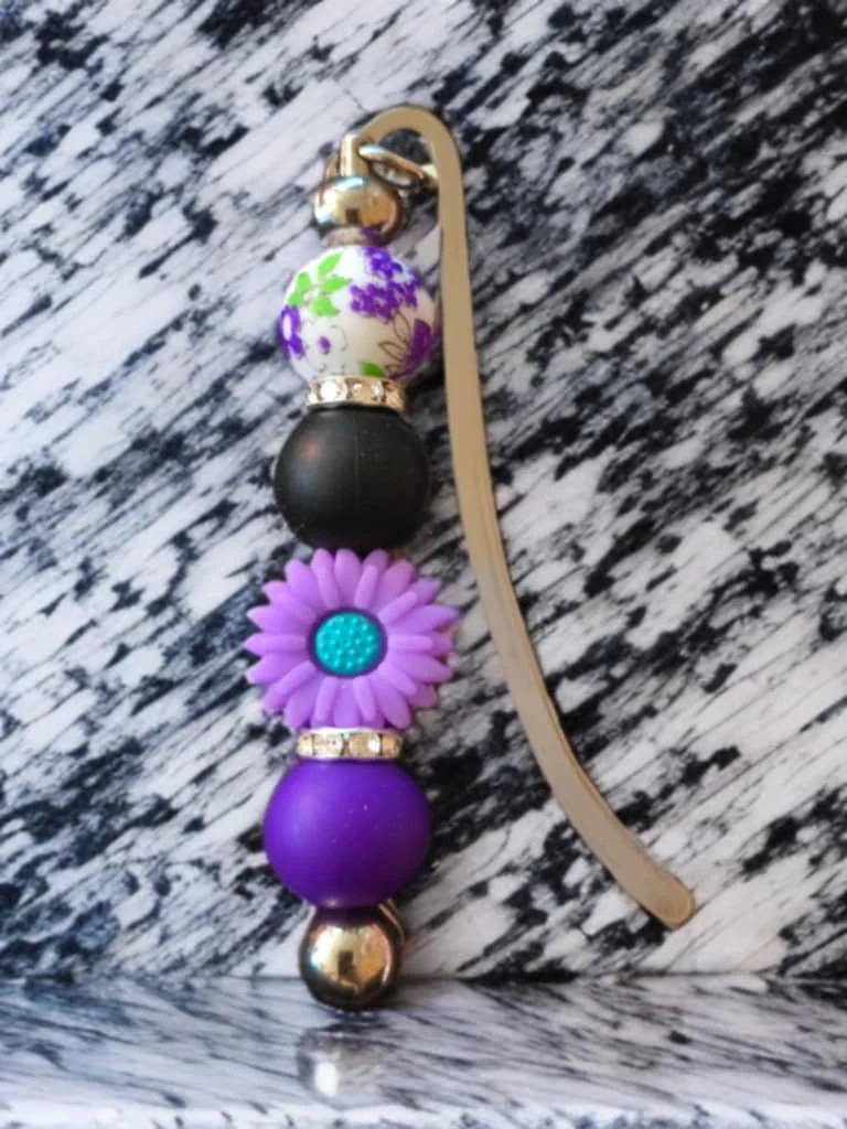 Pretty Purple Daisy Beaded Bookmark