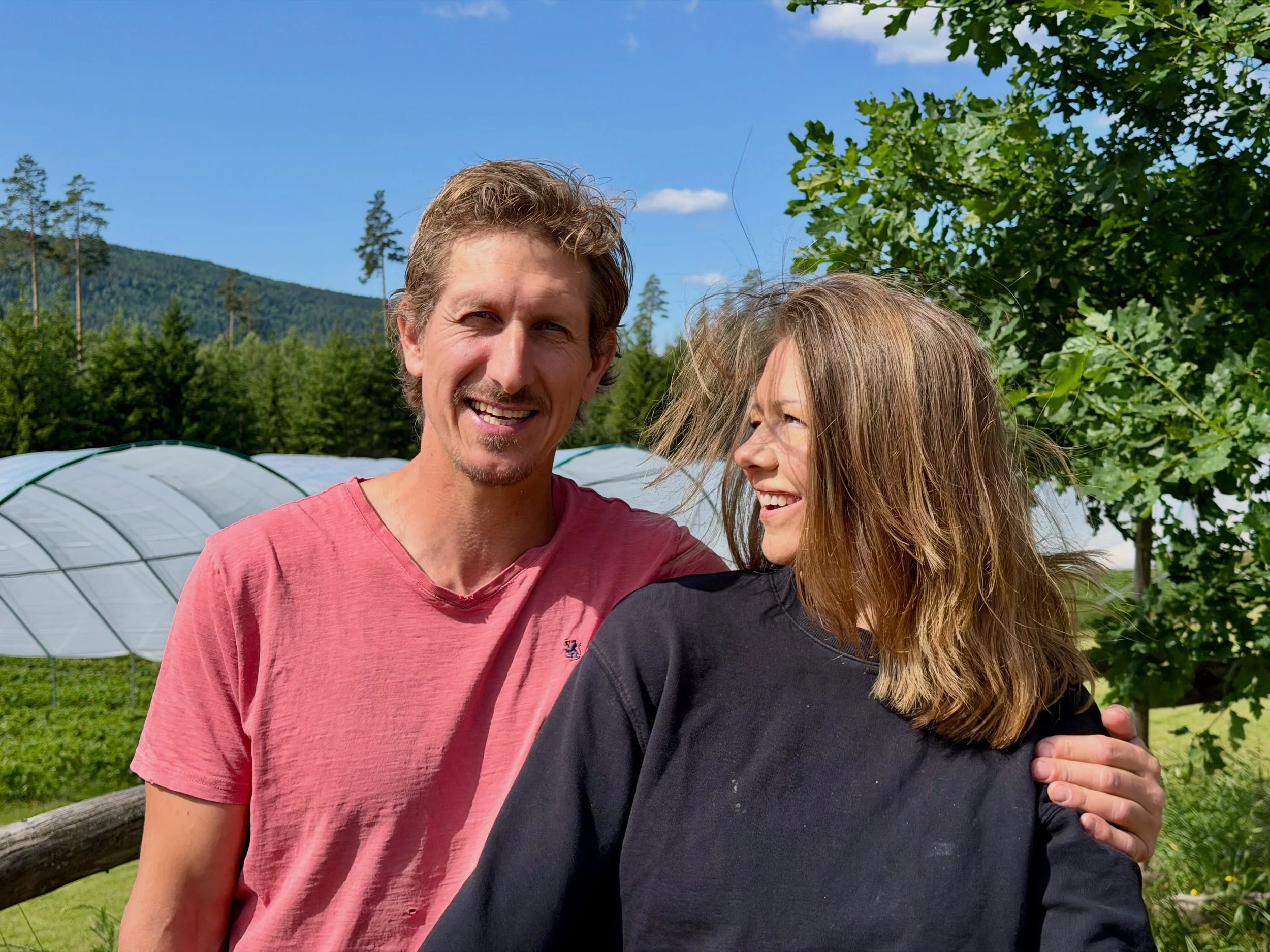 OPPDATERT INFO &ndash; &Oslash;KOLOGISKE JORDB&AElig;R 🍓❤️

N&aring; g&aring;r vi inn i den aller siste uka av jordb&aelig;rsesongen &ndash; og for en sesong dette har v&aelig;rt! 🥹

Det er nesten litt uvirkelig &aring; tenke p&aring; at dette var 