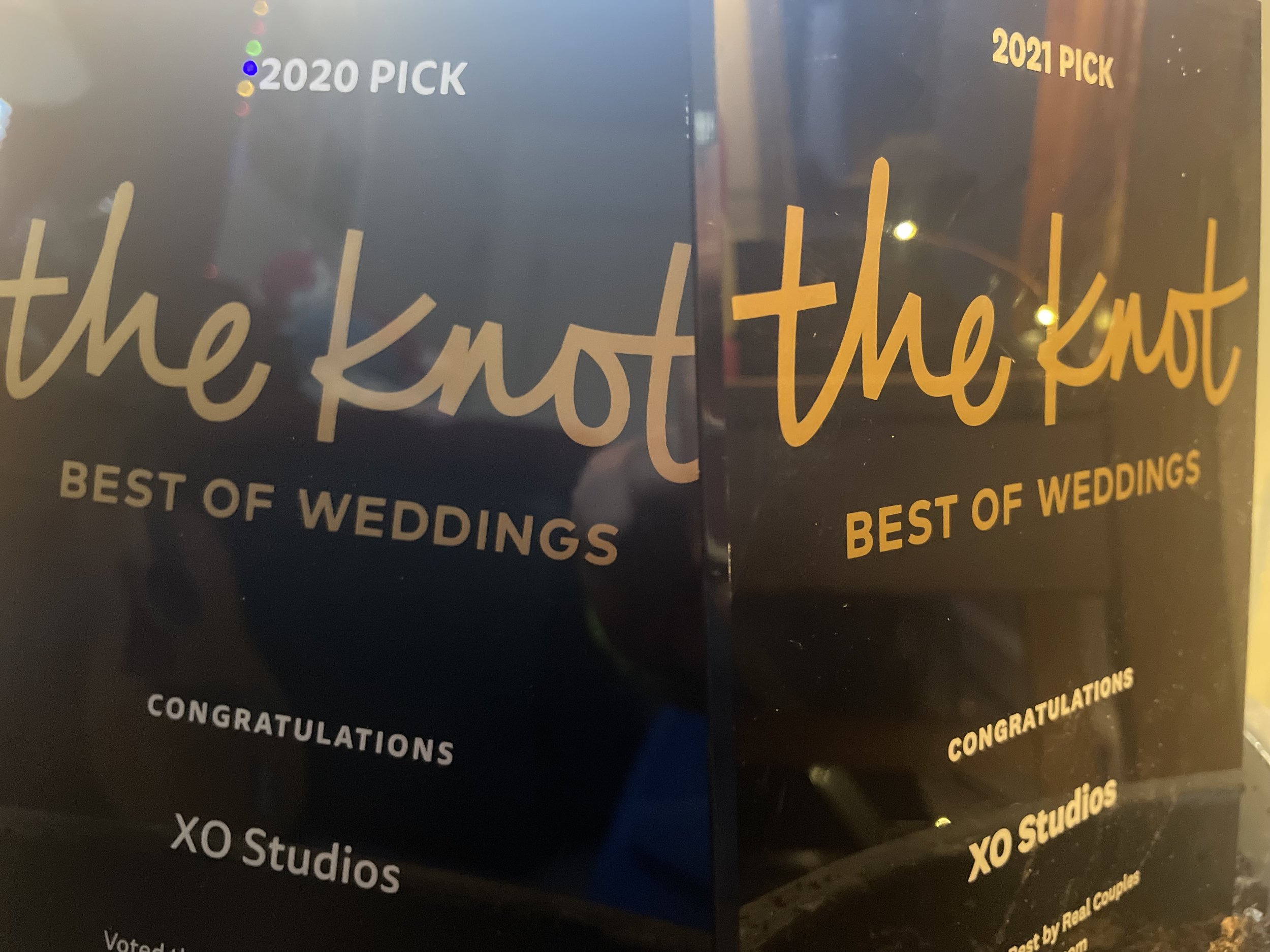 The image shows a poster with the text "2020 PICK" on the left side and "2021 PICK" on the right side, with handwritten yellow text at the bottom reading "Best of Wedding" and other smaller text below. There are also colored dots near the "2020 PICK" label.