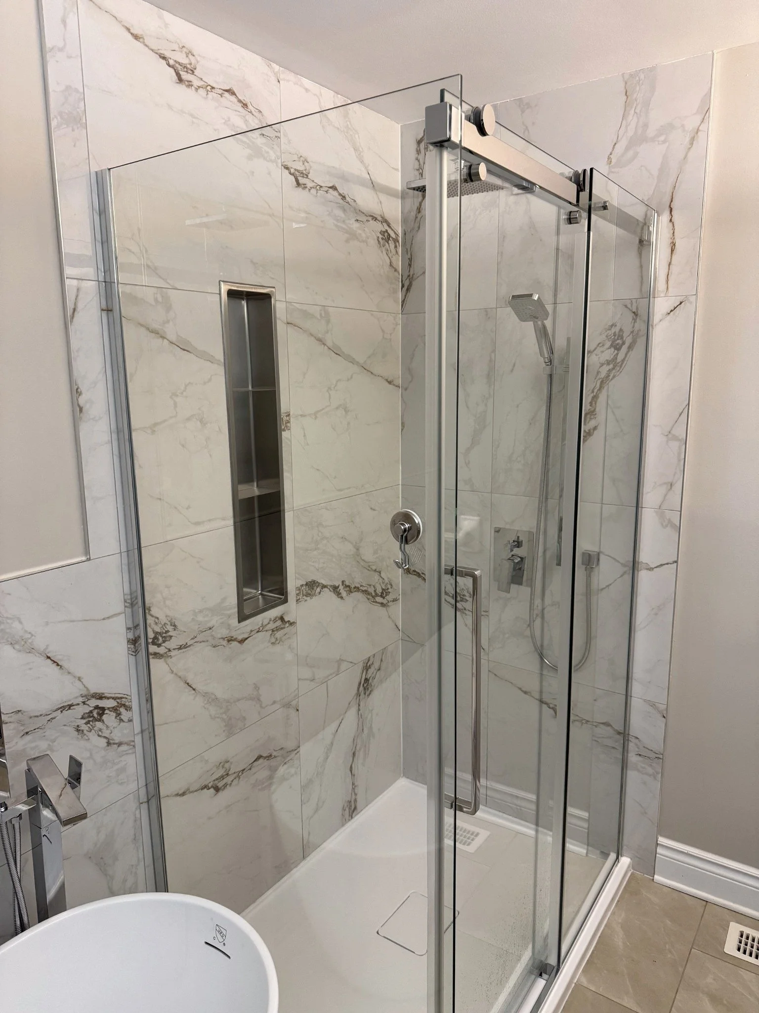 Bathroom_03_enhanced.jpg
