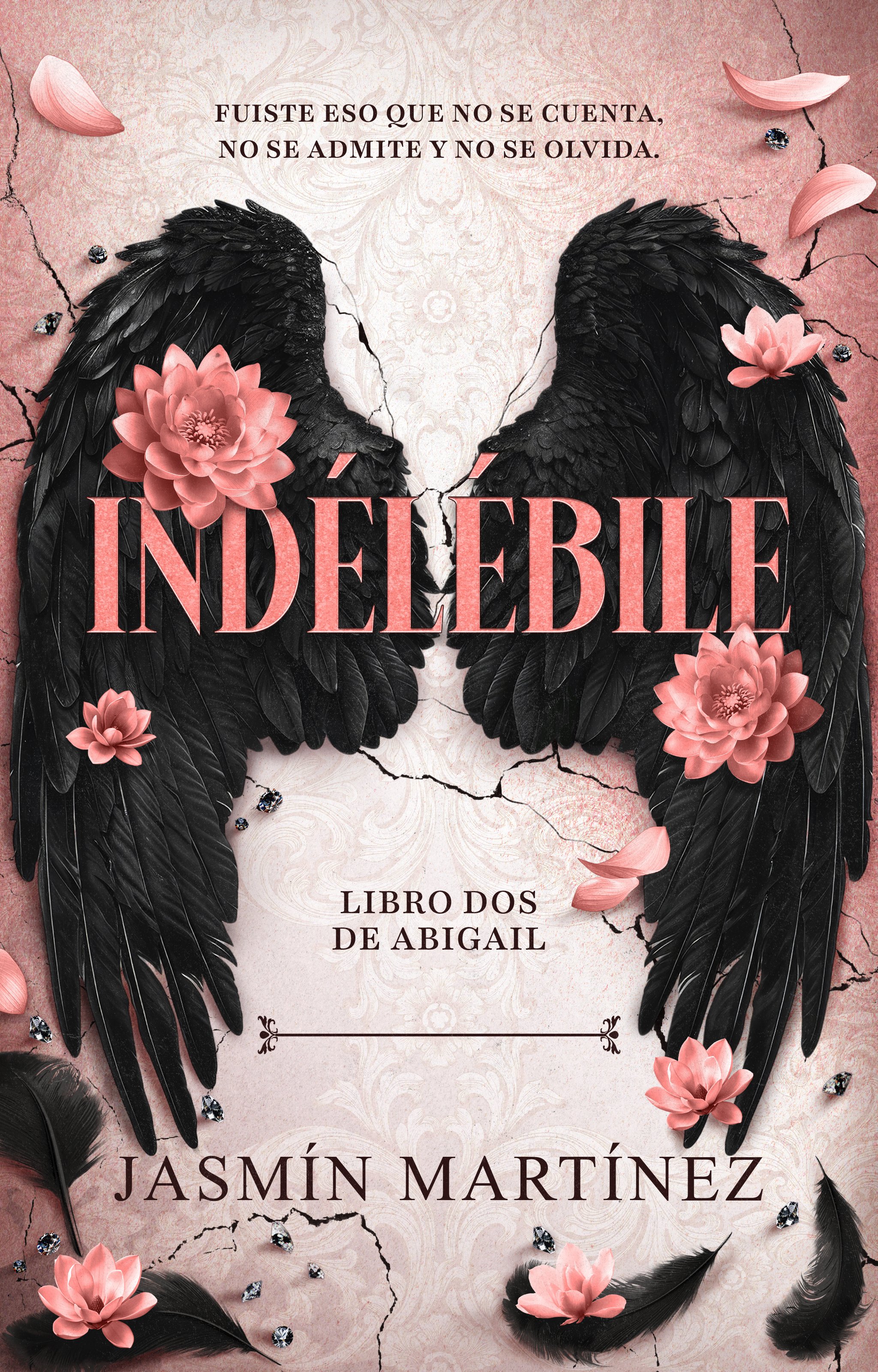 Portada de un libro titulado 'Indeleble' con alas negras y flores rosadas, en un fondo rosado con grietas y pequeños adornos de diamantes.