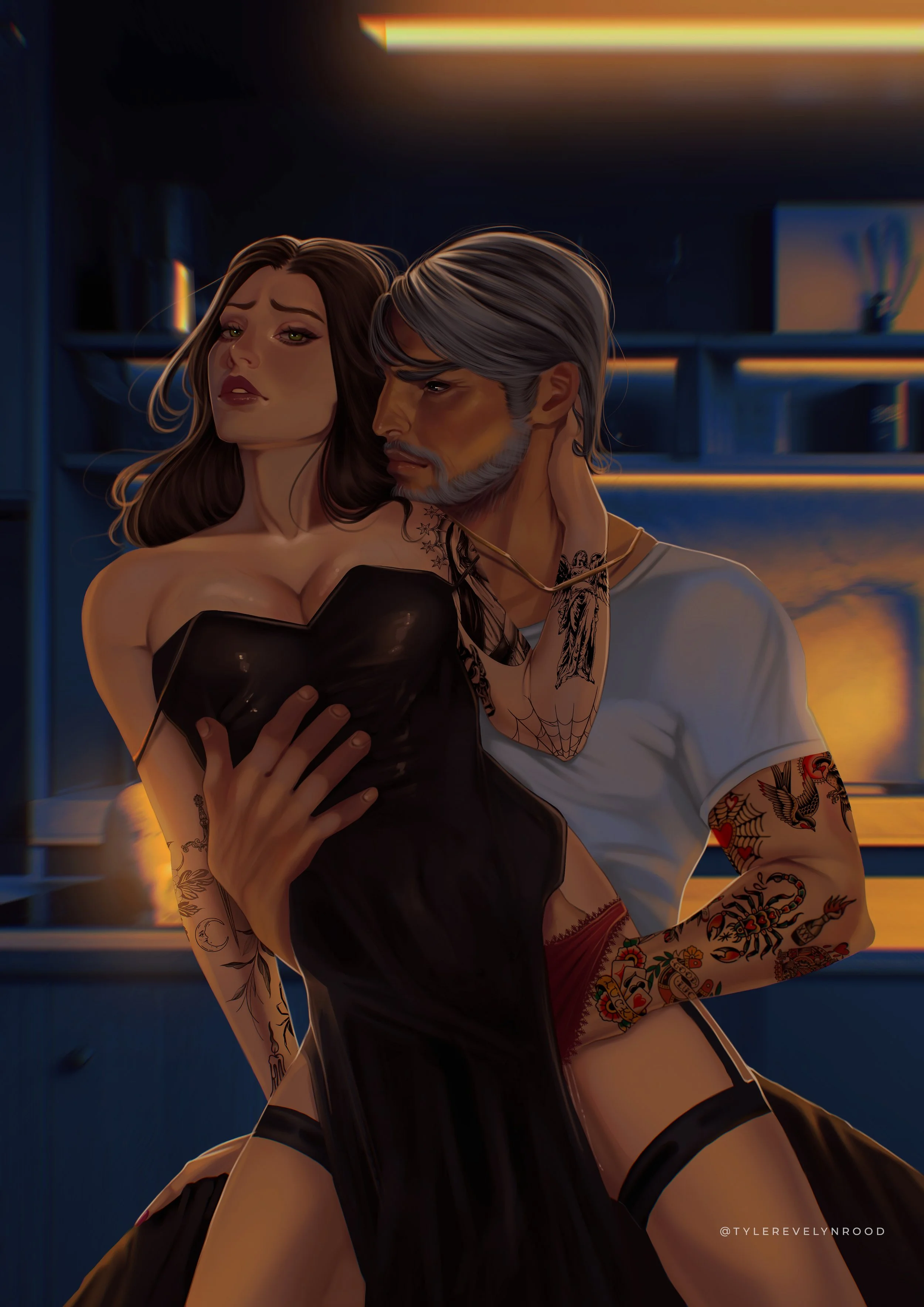 Una pareja en una habitación con iluminación cálida, mostrando tatuajes en brazos y torso, ella con cabello largo y él con cabello gris y barba, ambos con expresiones seductoras.