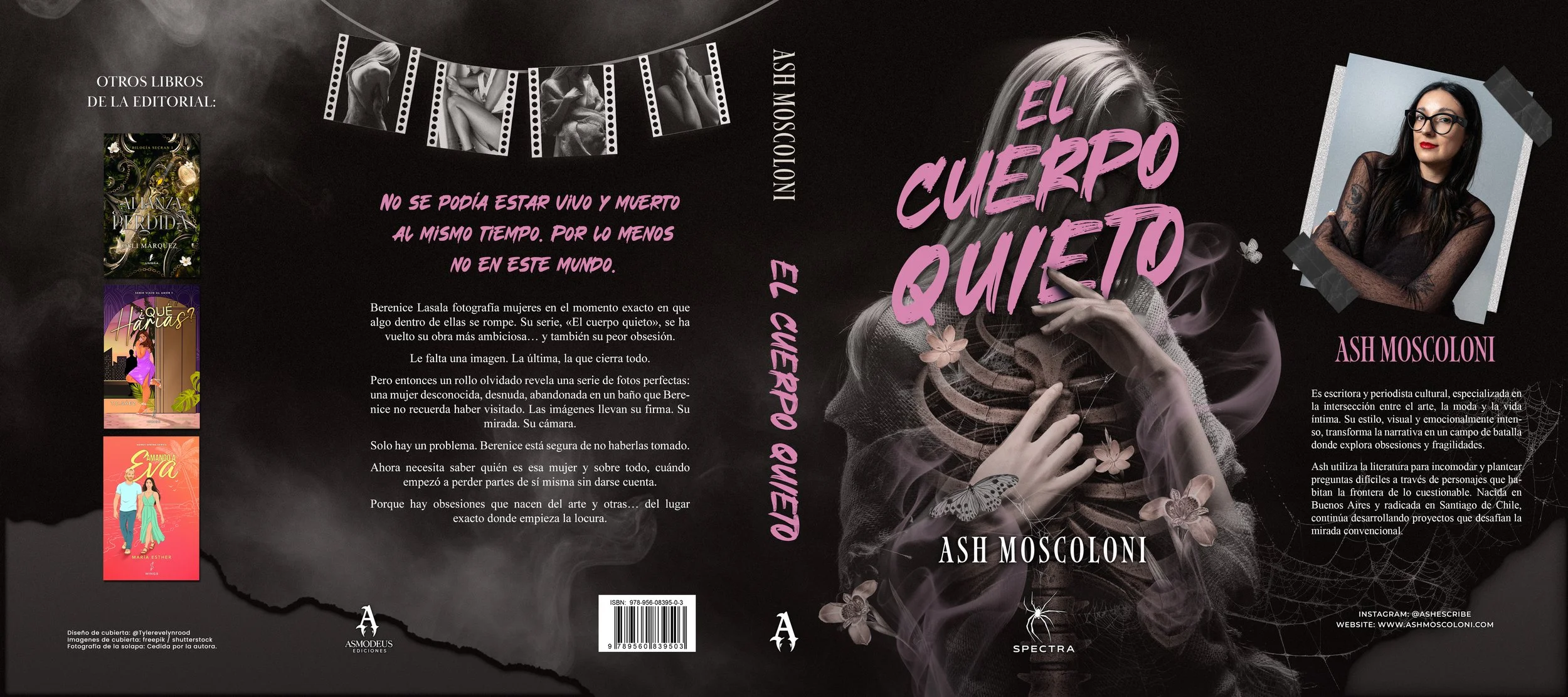 Portada del libro 'El cuerpo quieto' de Ash Moscoloni, con la imagen de una mujer con cabello rubio, lentes negros, vestida con ropa negra de encaje, y un fondo oscuro con humo, flores y animales."