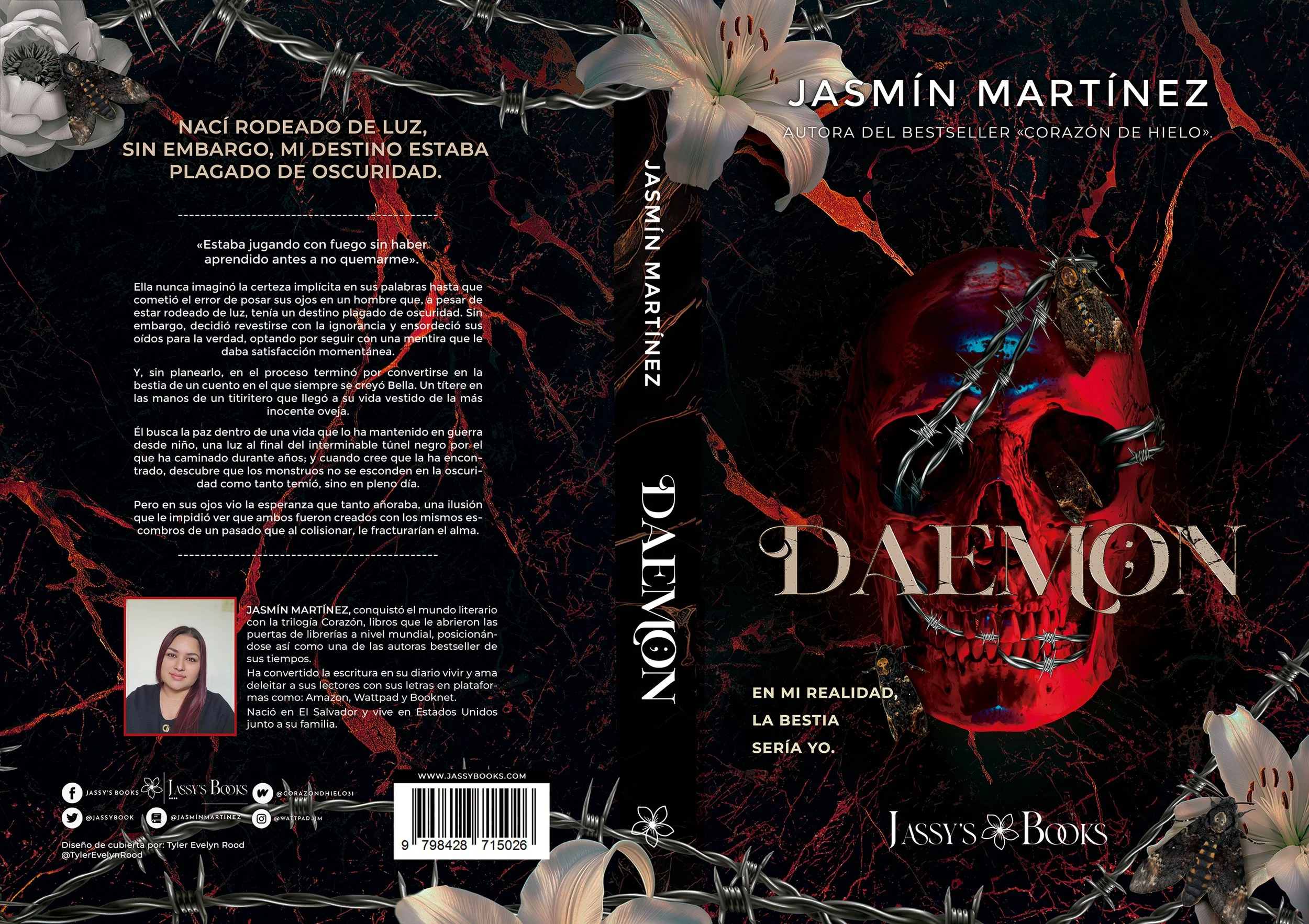 Portada de un libro titulado 'NOCHE DAEMON' de Jasmin Martínez, con un fondo oscuro y elementos como espinas, flores y calaveras con un estilo oscuro y misterioso.