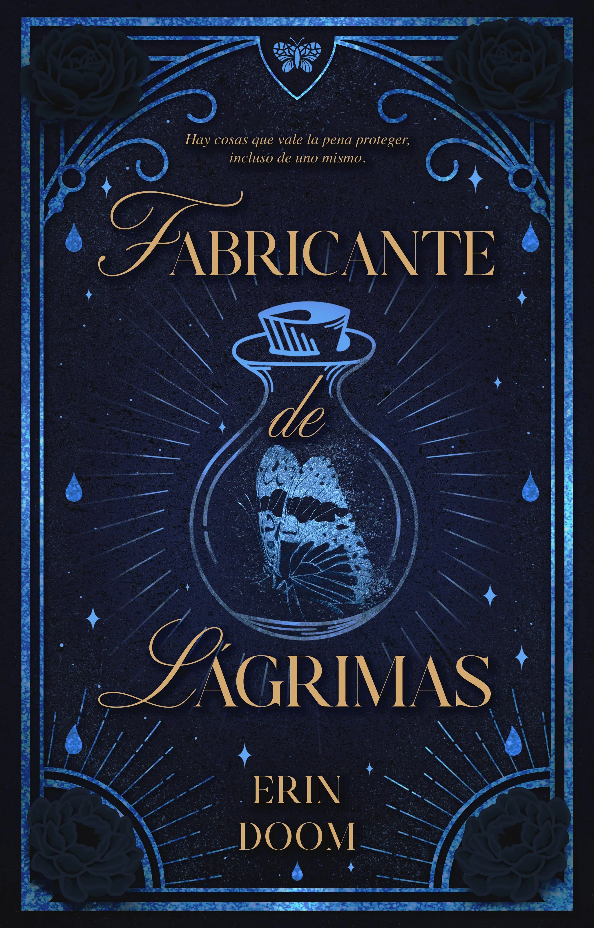 Diseño con fondo azul oscuro, algunas rosas negras en las esquinas, una mariposa y una mujer con alas dentro de un frasco, texto en español que dice: 'Hay cosas que vale la pena proteger, incluso de uno mismo. FABRICANTE de LÁGRIMAS' y el nombre 'ERIN DOOM'.