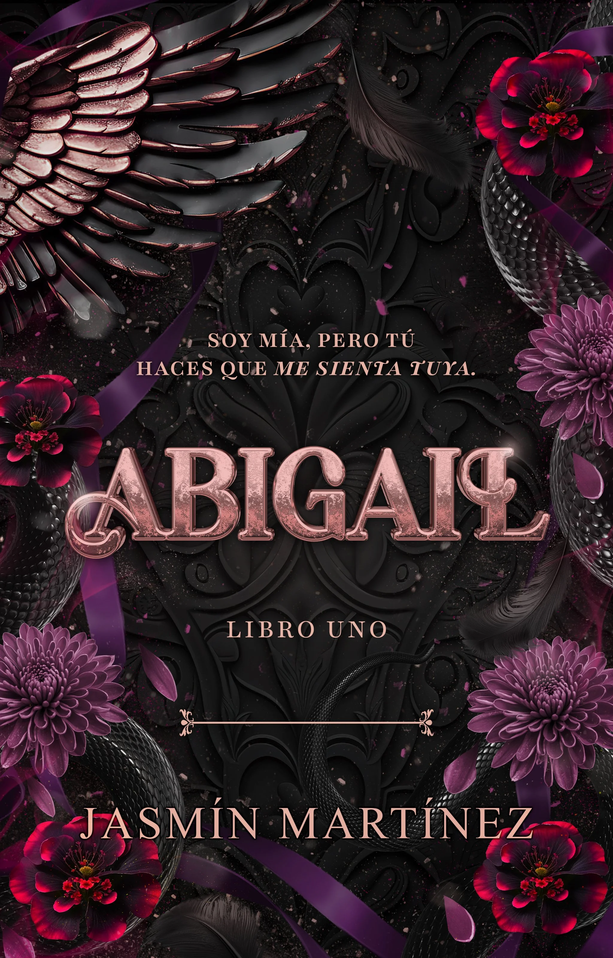 Portada de libro con fondo negro y diseño de rosas, plumas negras y serpientes negras. Texto en letras rosas que dice: 'Soy mía, pero tú haces que me sienta tuya'. Título en letras grandes y decorativas, autor Jasmin Martínez.