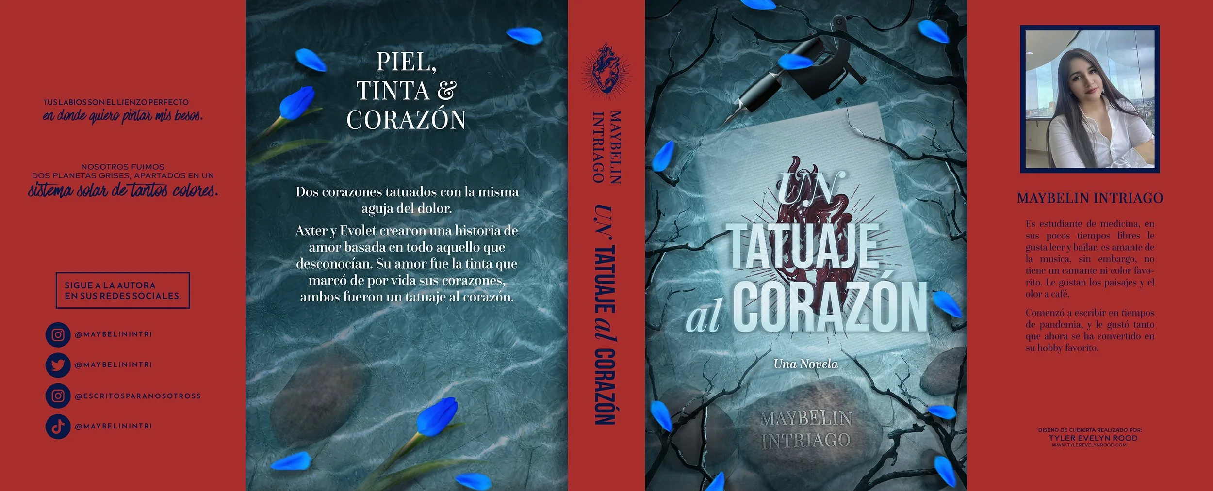 Portada de un libro titulado 'Un tatuaje al corazón' con fondo de agua, piedras y flores azules flotantes, y una fotografía de una mujer en la esquina derecha.