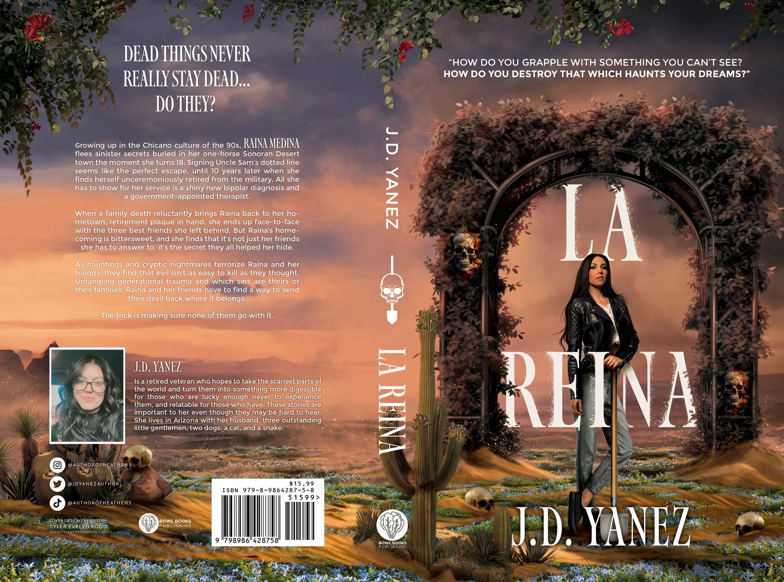 Portada de un libro con un fondo de un paisaje desértico al atardecer, decorado con plantas, calaveras y un arco cubierto de follaje, mostrando la figura de una mujer joven con chaqueta de cuero. Texto en la portada y el lomo del libro, incluyendo ci
