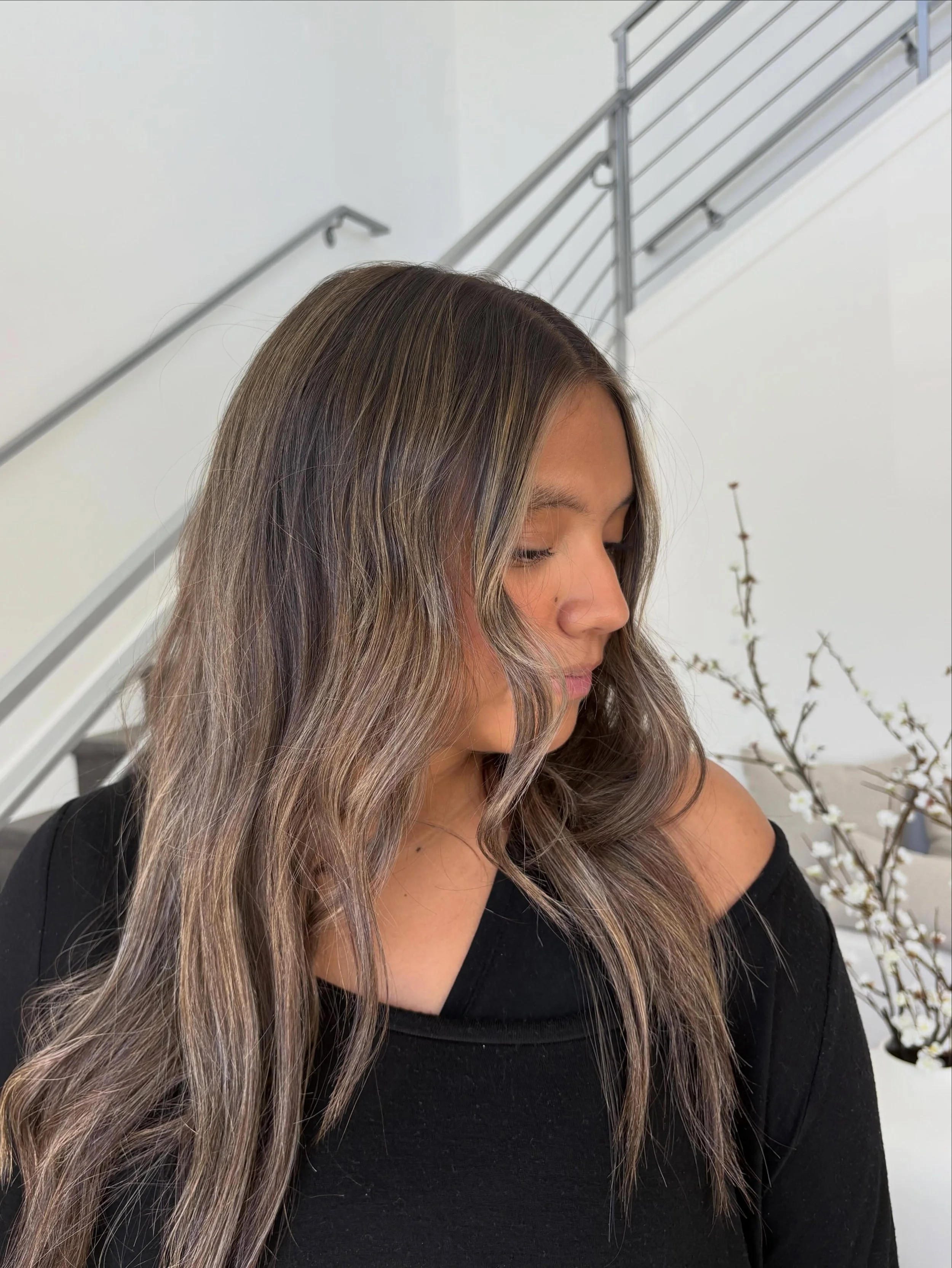 A brunette that looks good in every light ✨
 #parkeastbeautycollective #dimensionalbrunette #livedinhair #softblend #utahhair luxuryhai @juliecortess_ @parkeast.beauty @parkeast.beauty @jynalradziukinas