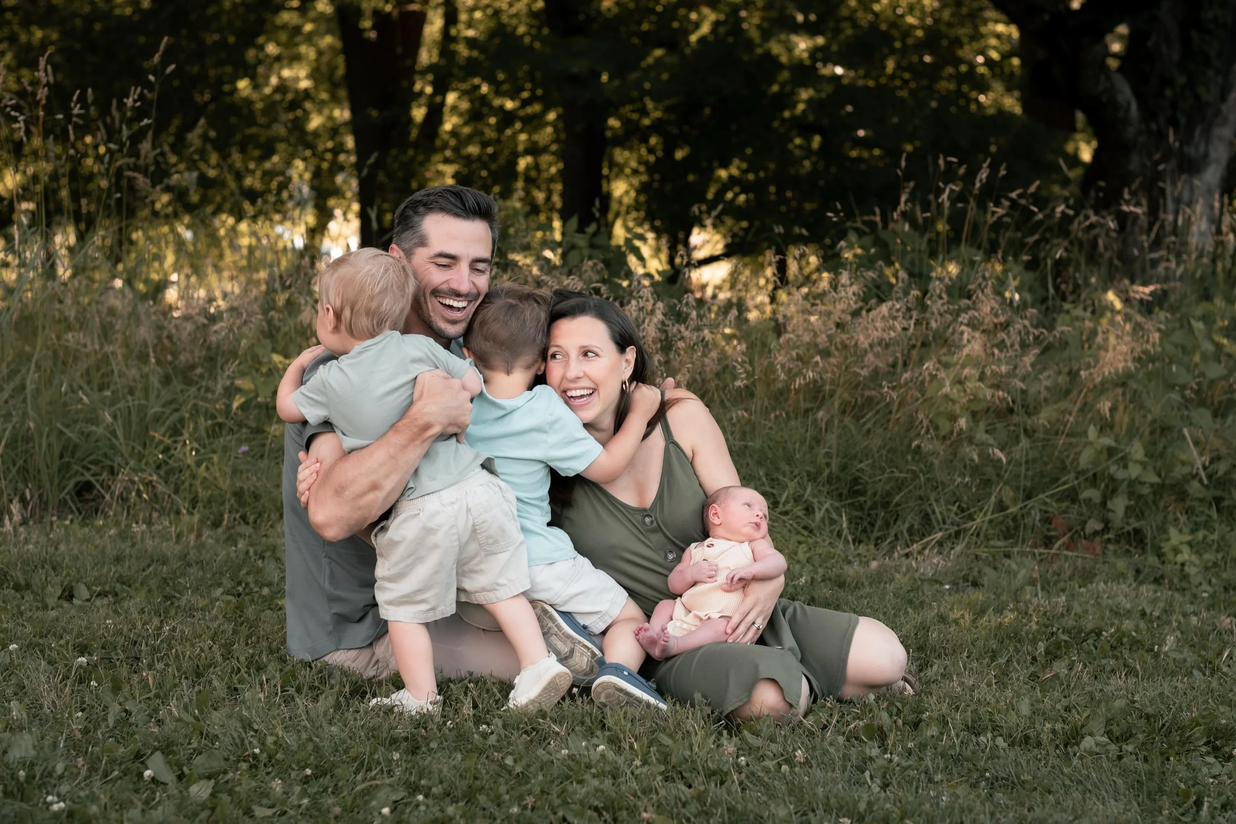 The moments that usually become your favorites aren&rsquo;t the ones where everyone is looking at the camera.📷 
They&rsquo;re the hugs that happen naturally.
The laughter you didn&rsquo;t expect.
The tiny hands wrapped around your neck.
The way your