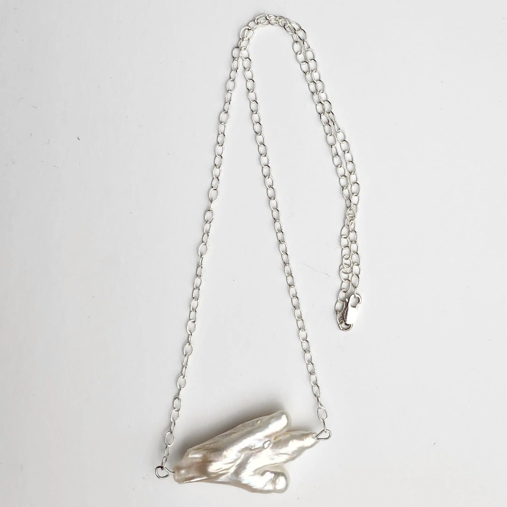 Sterling silver chain with freshwater claw pearl charm (2023)