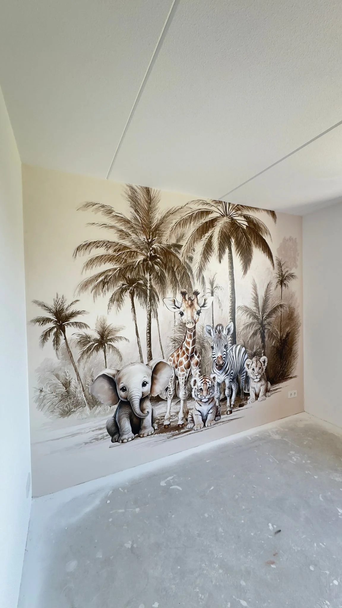 Fotobehang met palmbomen en dieren professioneel aangebracht in interieur