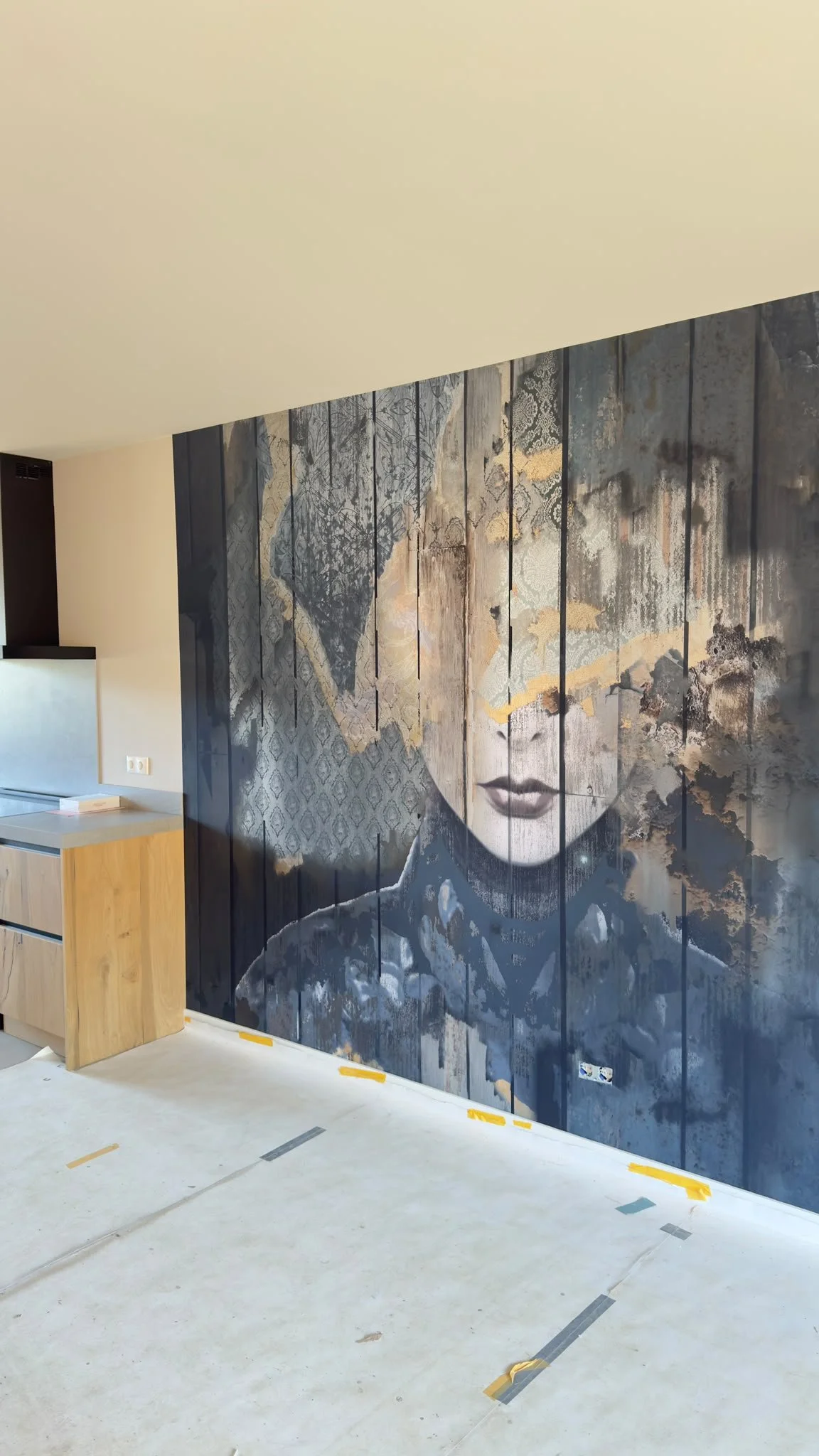 Fotobehang met vrouwengezicht professioneel aangebracht in modern interieur