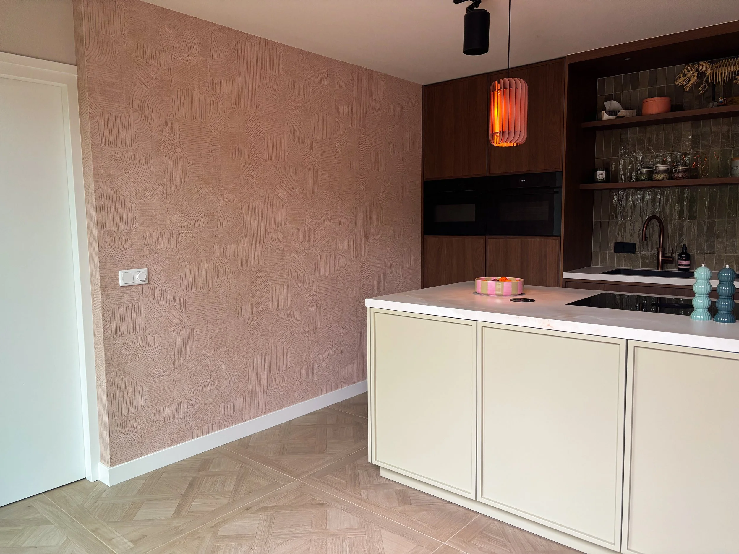 Keuken met luxe patroonbehang aangebracht door Sturm Behangservice in Deurne