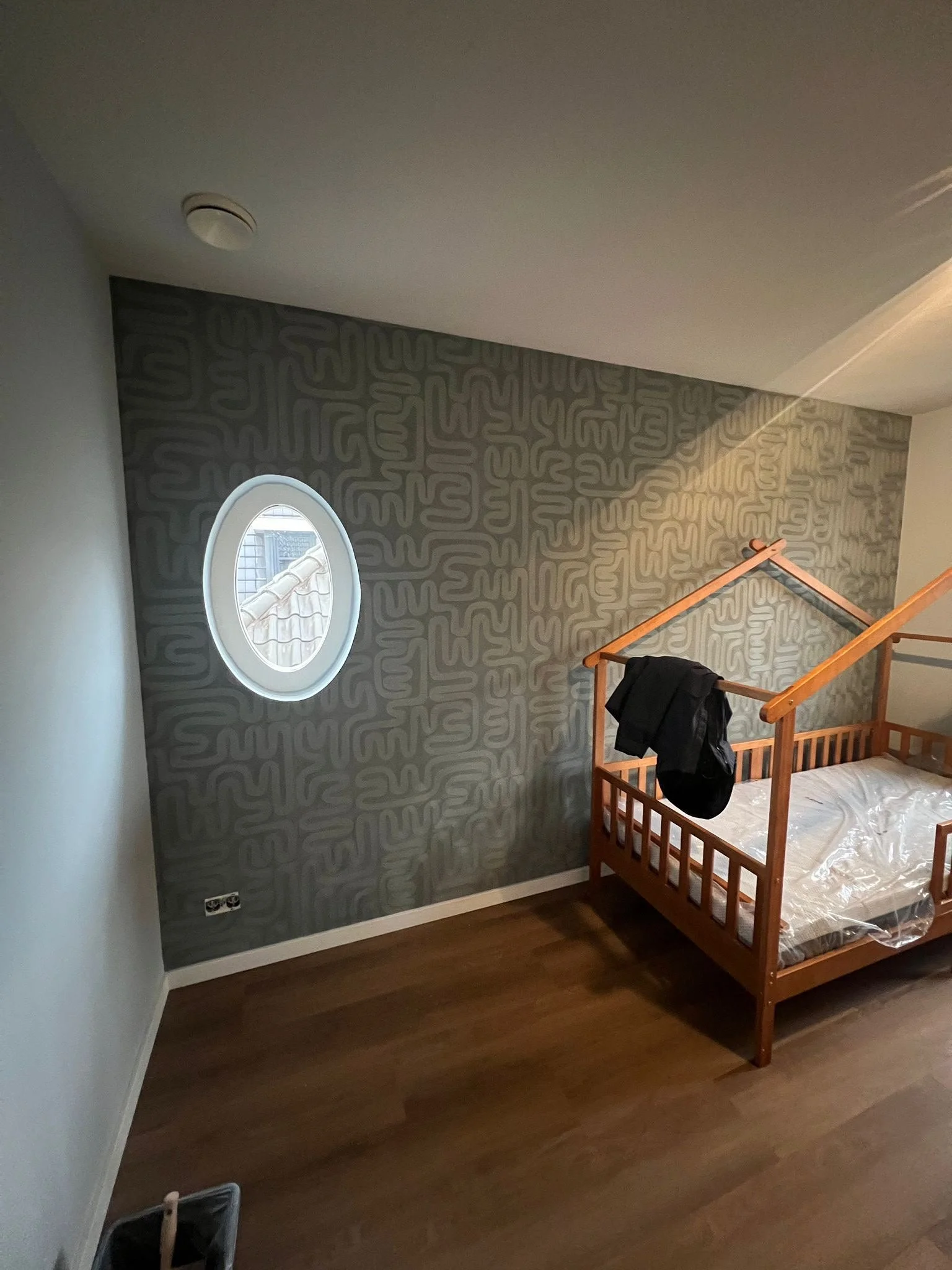 Donker patroonbehang professioneel aangebracht in kinderkamer