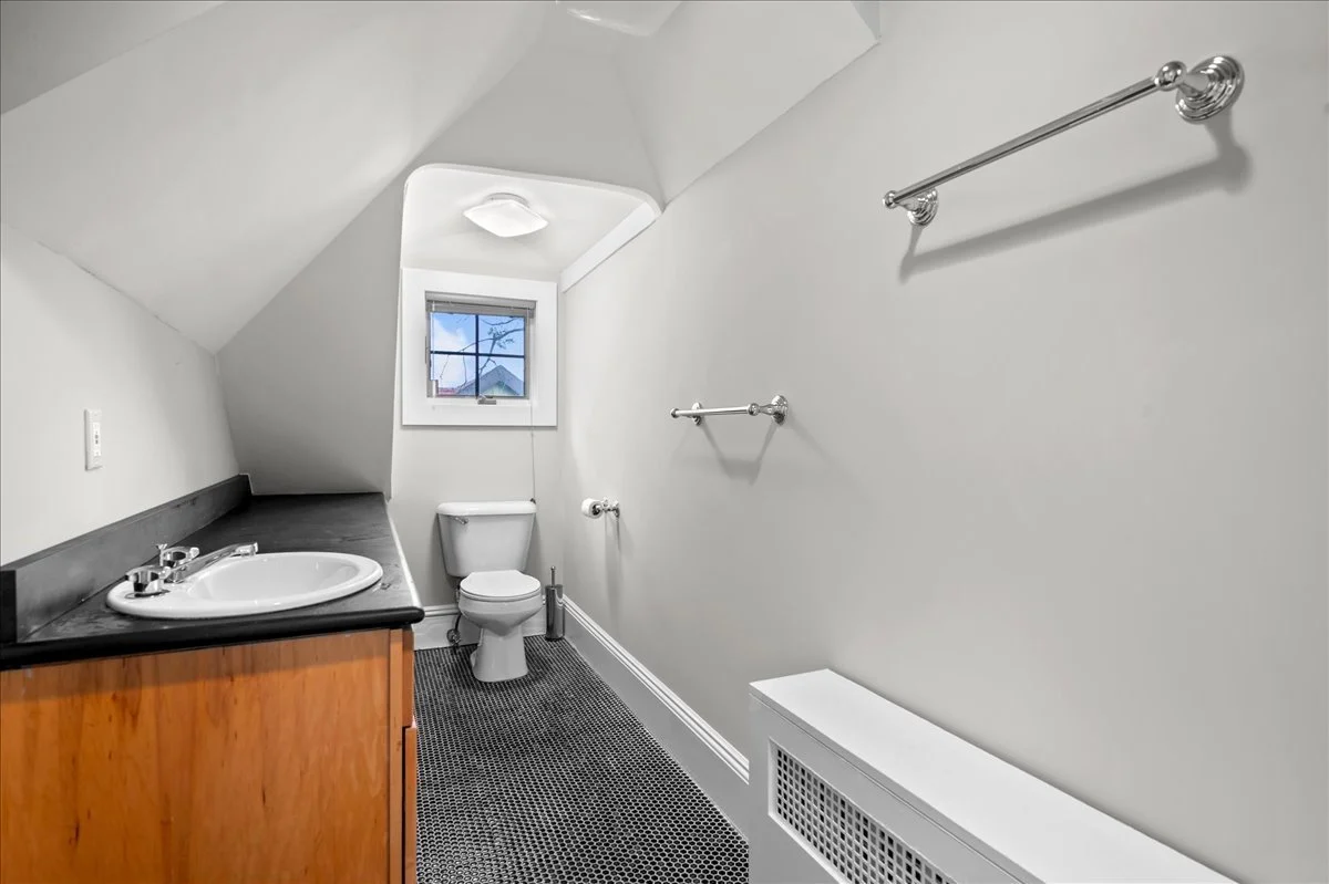 Third-level full bath, Northern exposure