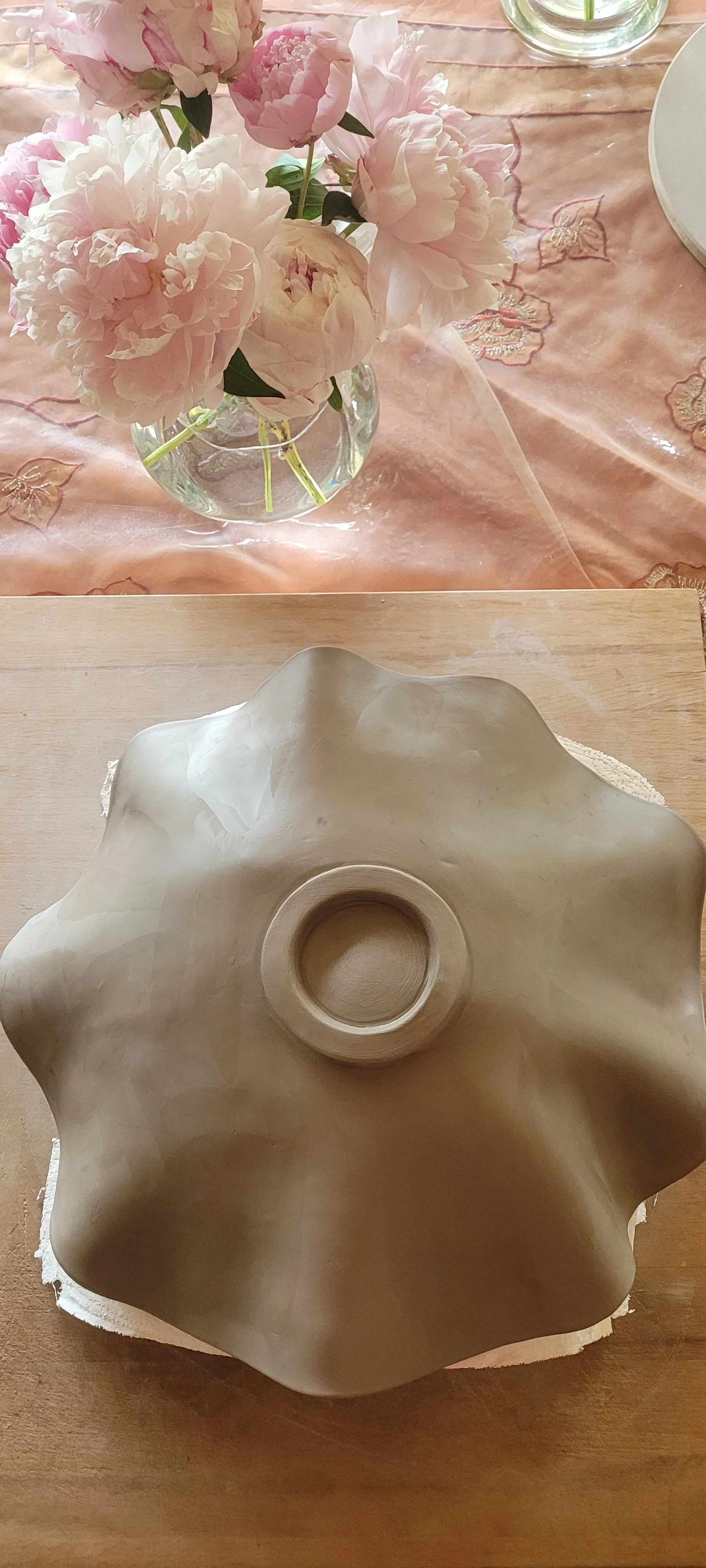 Eine runde, organisch geformt und geschwungene Belly Bowl, welche mit Hilfe des Schwangerschafts-Gipsabdrucks entsteht. Diese Babybauchschale ist nicht am Bauch, sondern durch den Gipsabdruck entstanden.