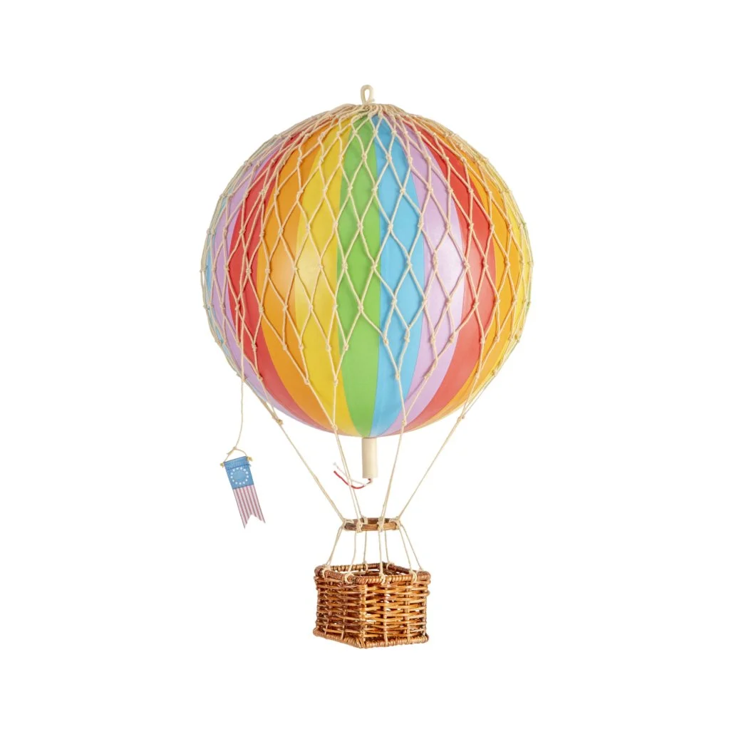 Montgolfière en papier coloré avec une corde en filet, attachée à un panier en osier.
