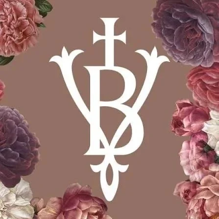 Logo blanc avec fleurs de pivoine roses, violettes et blanches en arrière-plan.