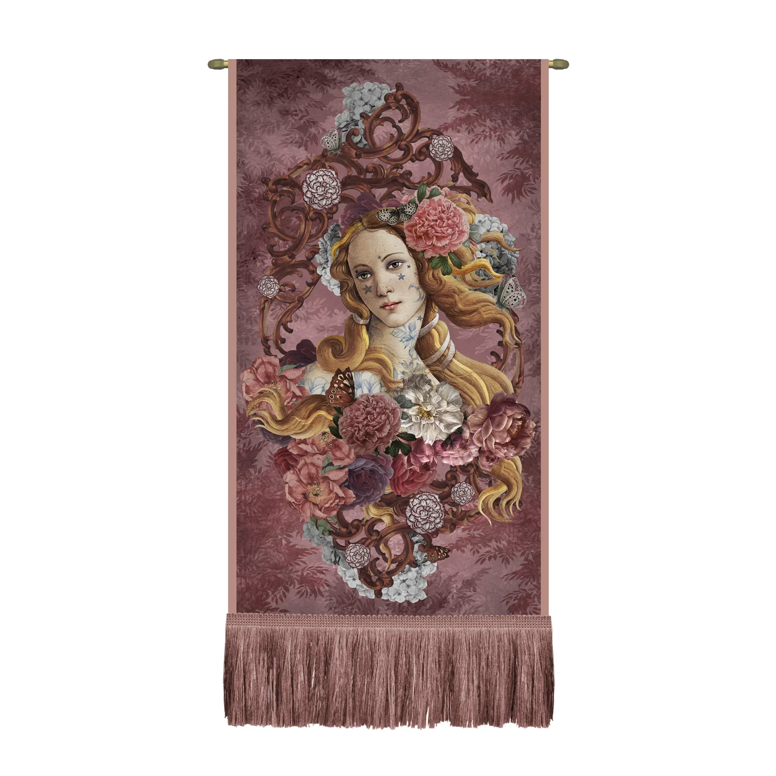 Tapis mural avec une peinture représentant une femme aux cheveux longs, entourée de fleurs, de papillons et de motifs végétaux, avec une frange au bas.
