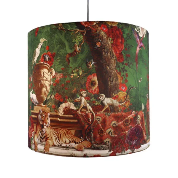 Abat-jour avec un motif de jungle, comprenant un tigre allongé, des singes, des oiseaux, une grande urne, et des fleurs colorées.