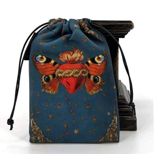Sac en tissu bleu avec une illustration d'une mouche avec un cœur rouge et des yeux, décorée de petites étoiles dorées.