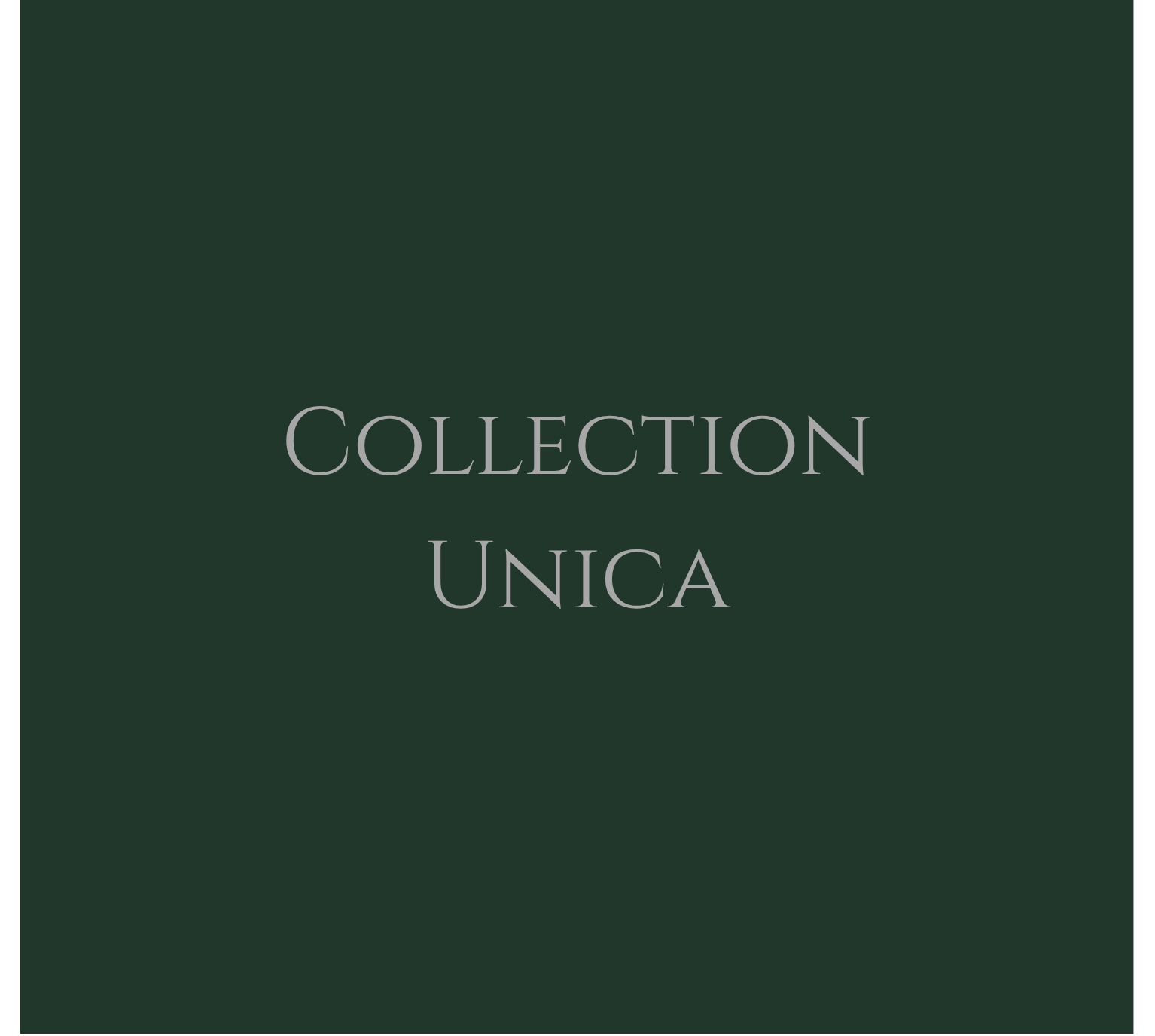 Logo de la collection Une Collection, avec un symbole de coquillage stylisé en blanc sur fond vert foncé, et le texte 'Collection' écrit en cursif élégant.