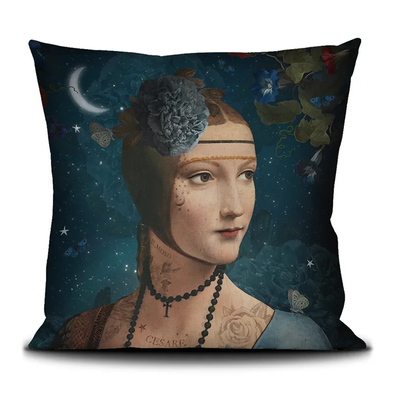Coussin avec une illustration d'une femme de style vintage entourée d'éléments célestes et floraux, fond étoilé, lune, papillons, roses, et feuille.