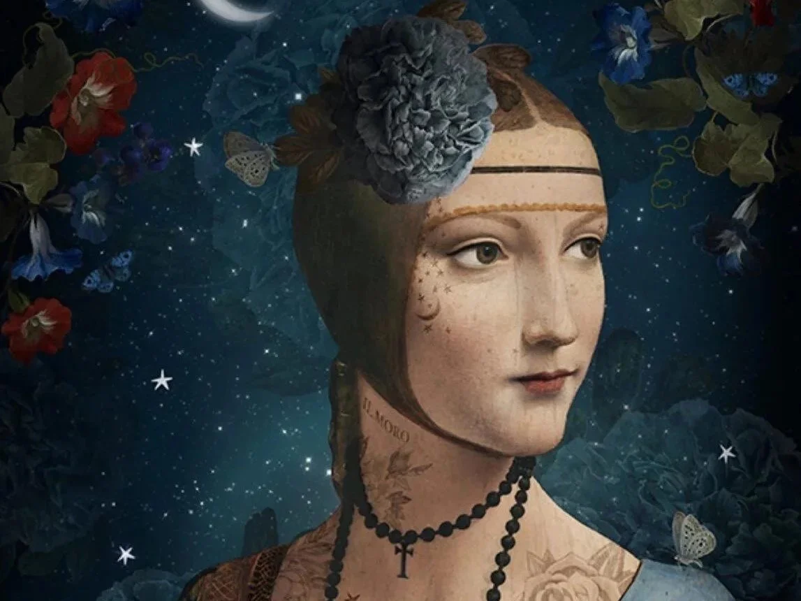Portrait de style renaissance d'une femme avec des tatouages, des bijoux noirs, des fleurs et un fond étoilé.