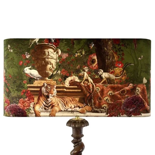 Lustre avec motif de tigre, fleurs et animaux dans un décor de jardin.