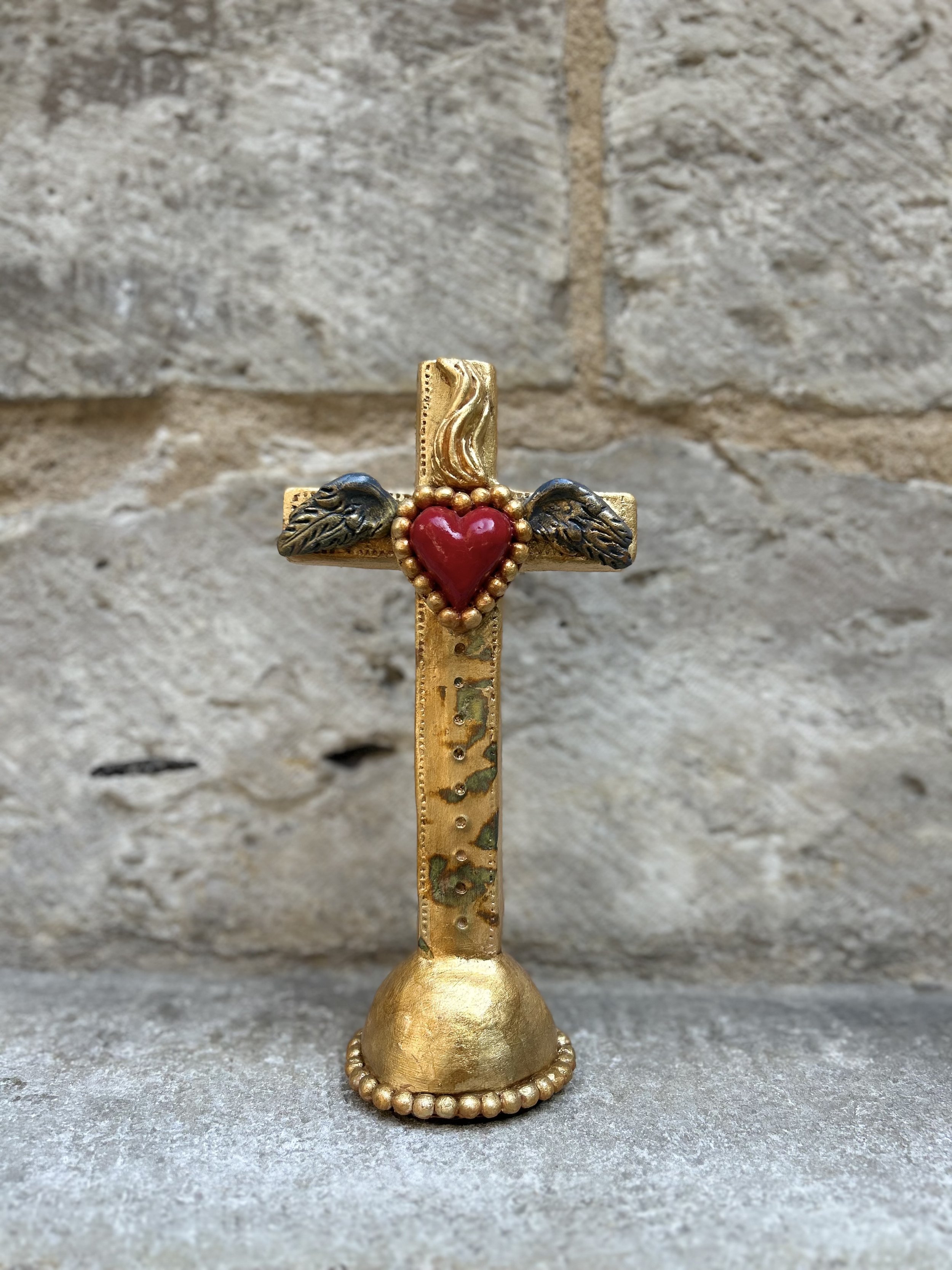 Croix d'or coeur rouge