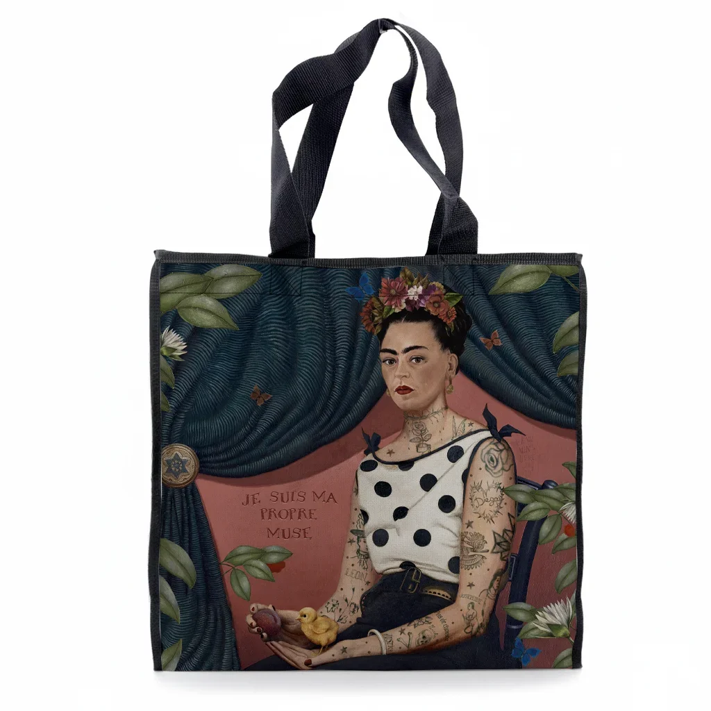 Sac en tissu avec une illustration d'une femme tatouée portant une chemise à pois, tenant un petit canard, avec un fond de rideaux bleus et des plantes.