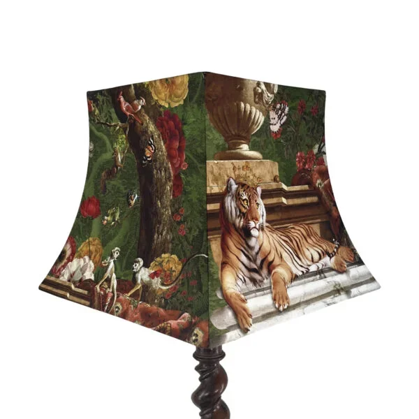 Lampe de table avec un abat-jour illustré d'un tigre allongé sur des escaliers dans un décor artistique avec des fleurs, des oiseaux et un arbre.